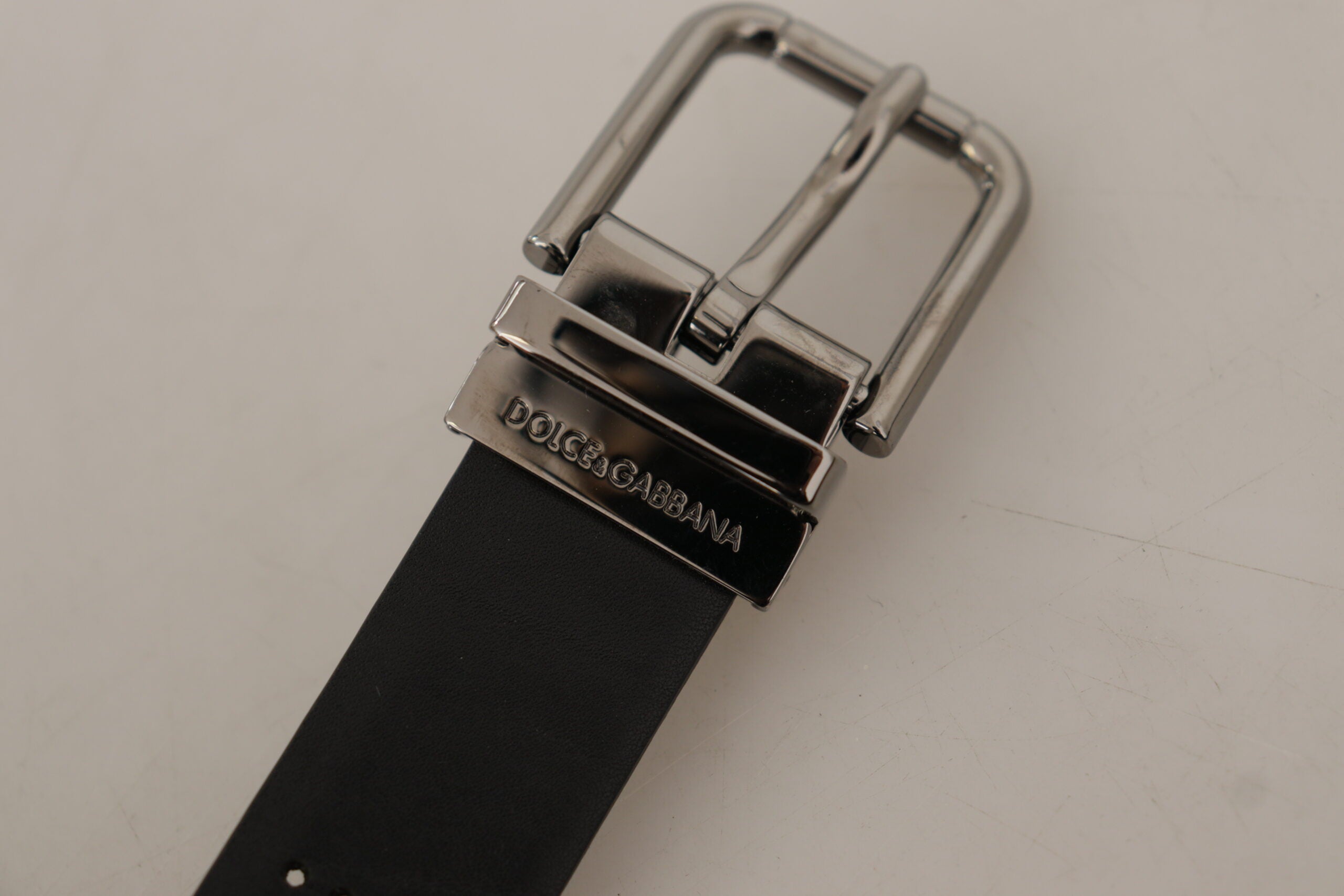 Dolce & Gabbana Gürtel aus schwarzem Kalbsleder mit perforierter Metallschnalle