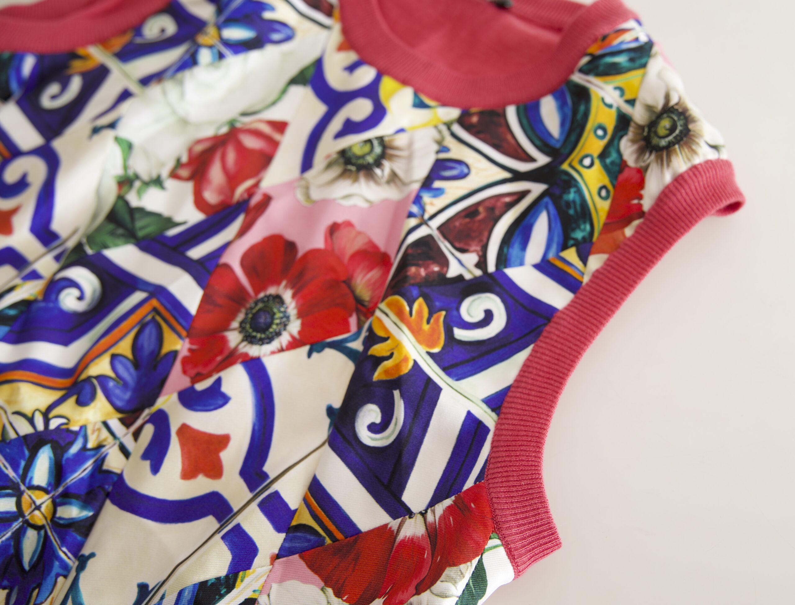 Dolce & Gabbana Tanktop mit mehrfarbigem Majolika-Blumenmuster und Rundhalsausschnitt
