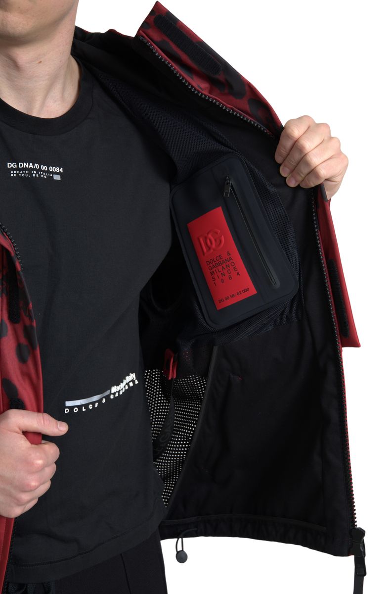 Dolce & Gabbana Roter Regenmantel mit Leopardenmuster und Kapuze