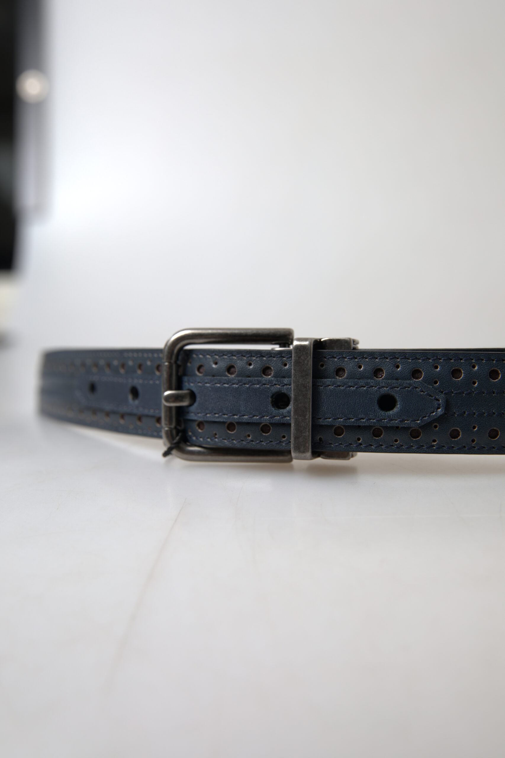 Dolce & Gabbana Gürtel aus blauem Leder mit perforierter Metallschnalle