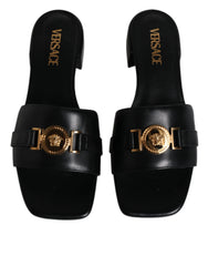 Versace – Schwarze Slipper aus Leder mit Logo-Schild