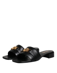Versace – Schwarze Slipper aus Leder mit Logo-Schild