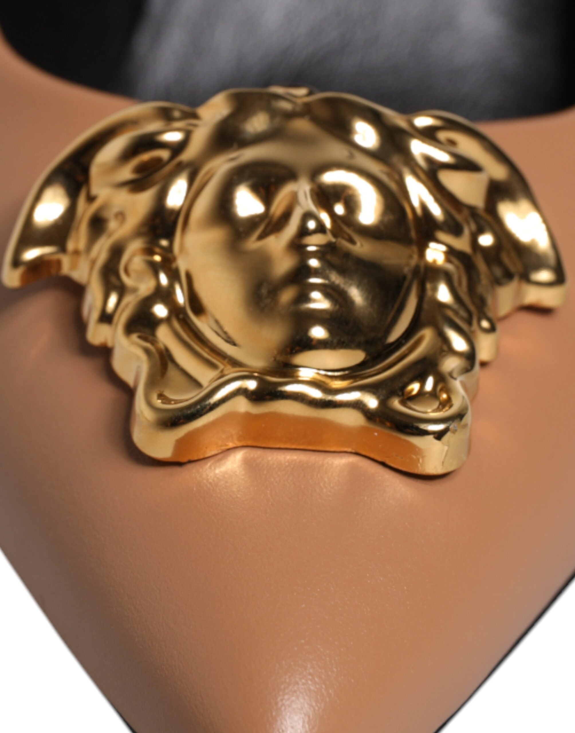 Versace Braune Leder-Pumps mit Logo-Plakette
