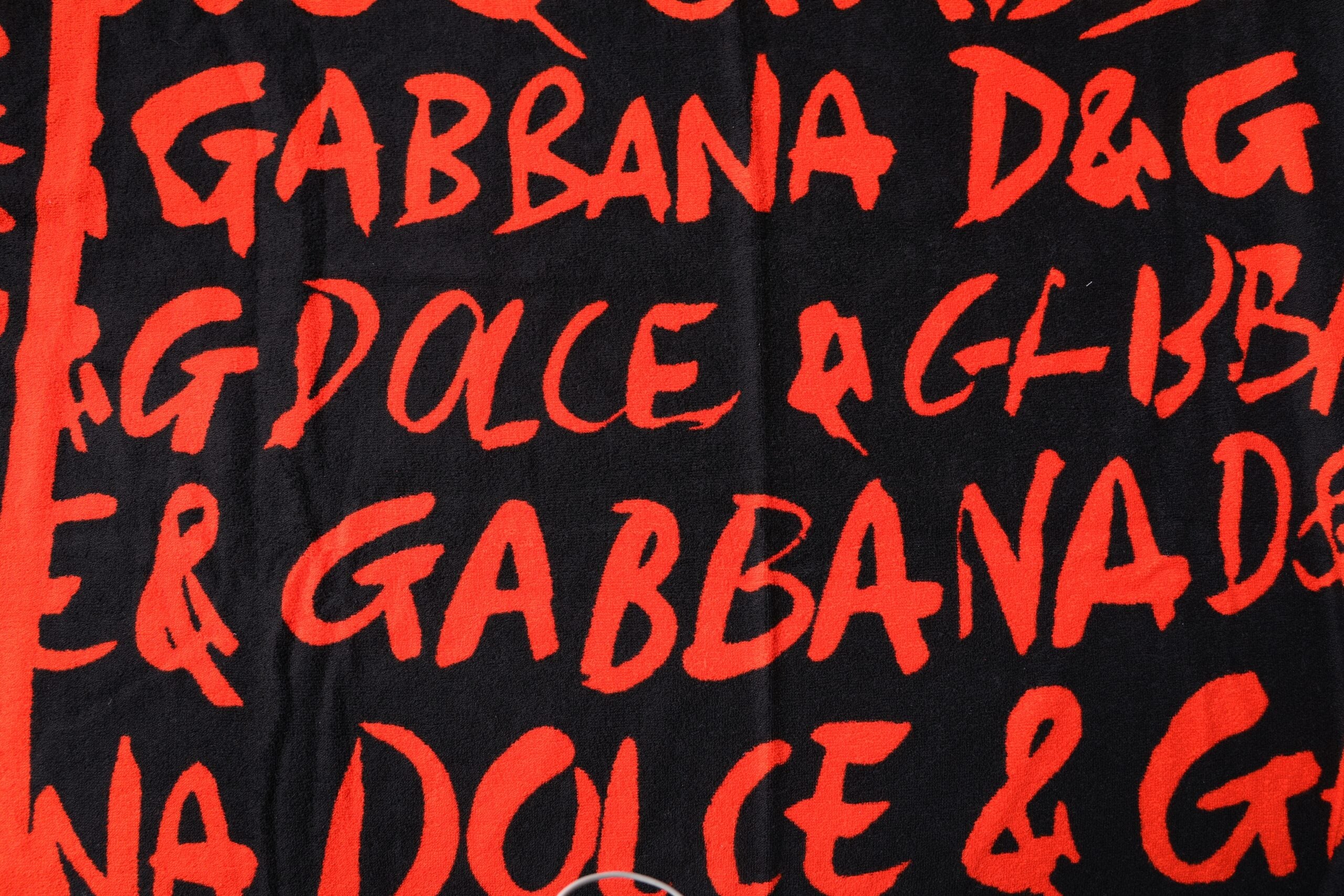 Dolce & Gabbana Strandtuch aus Baumwolle mit schwarz-rotem Logo-Print