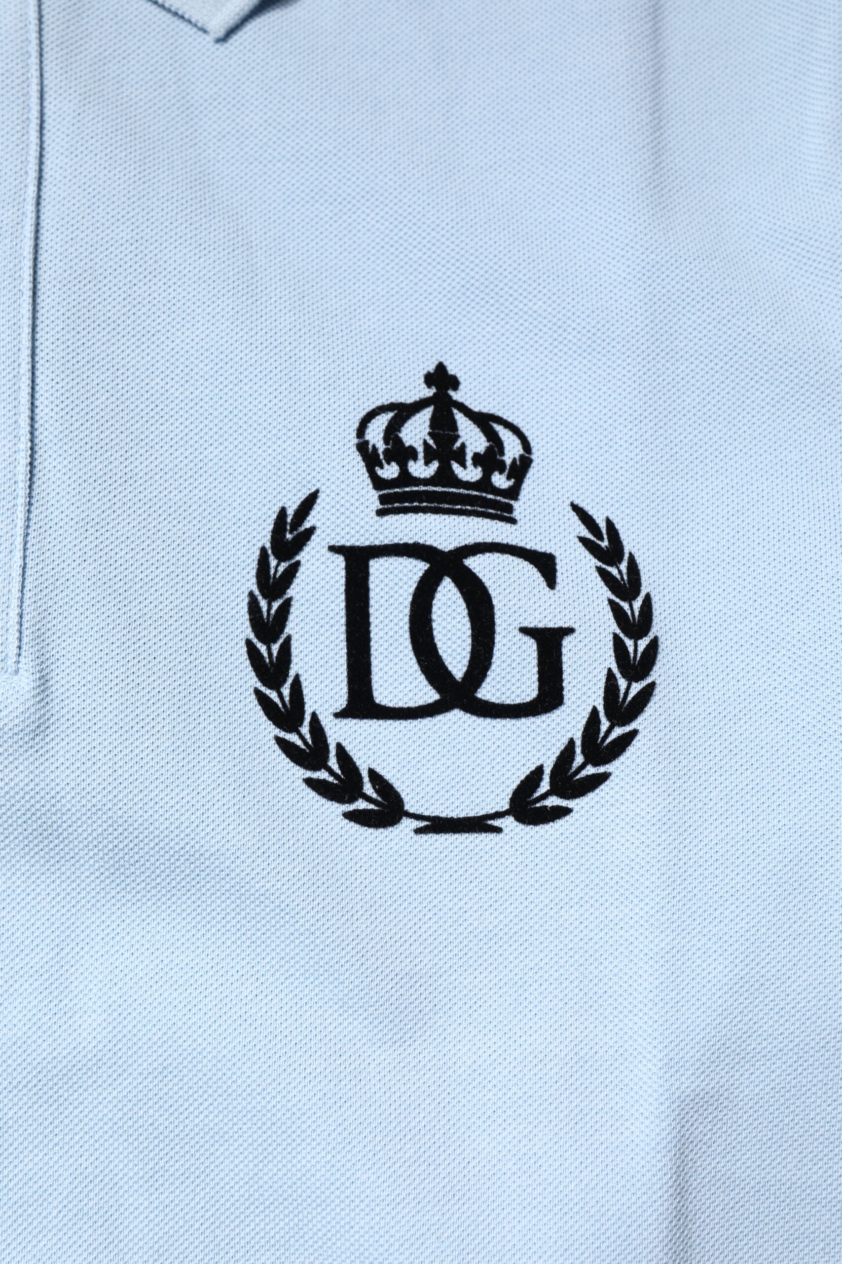 Dolce & Gabbana Hellblaues Baumwoll-Poloshirt mit Kronenkragen