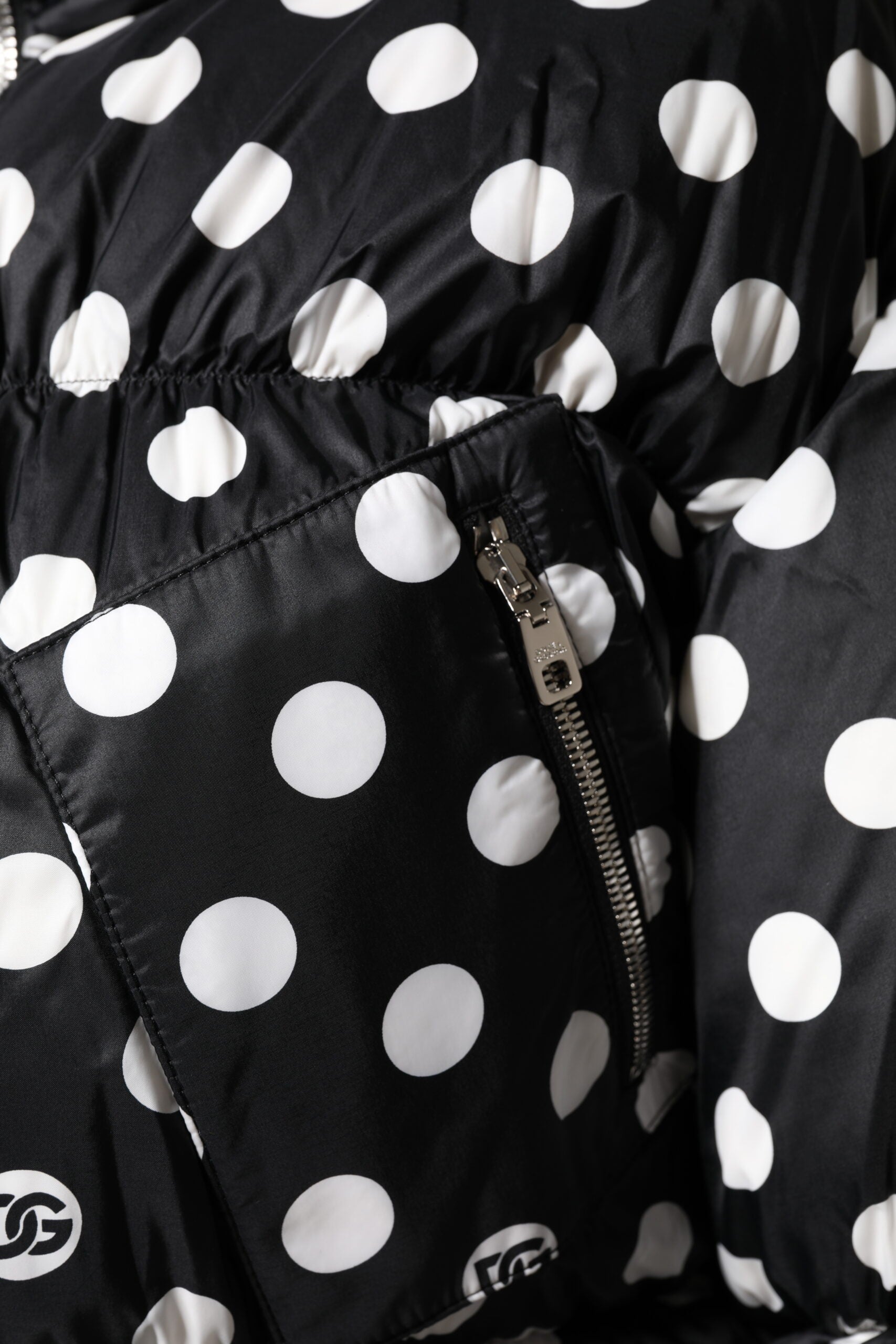 Dolce & Gabbana Schwarze weiße gepunktete Pufferjacke mit durchgehendem Reißverschluss