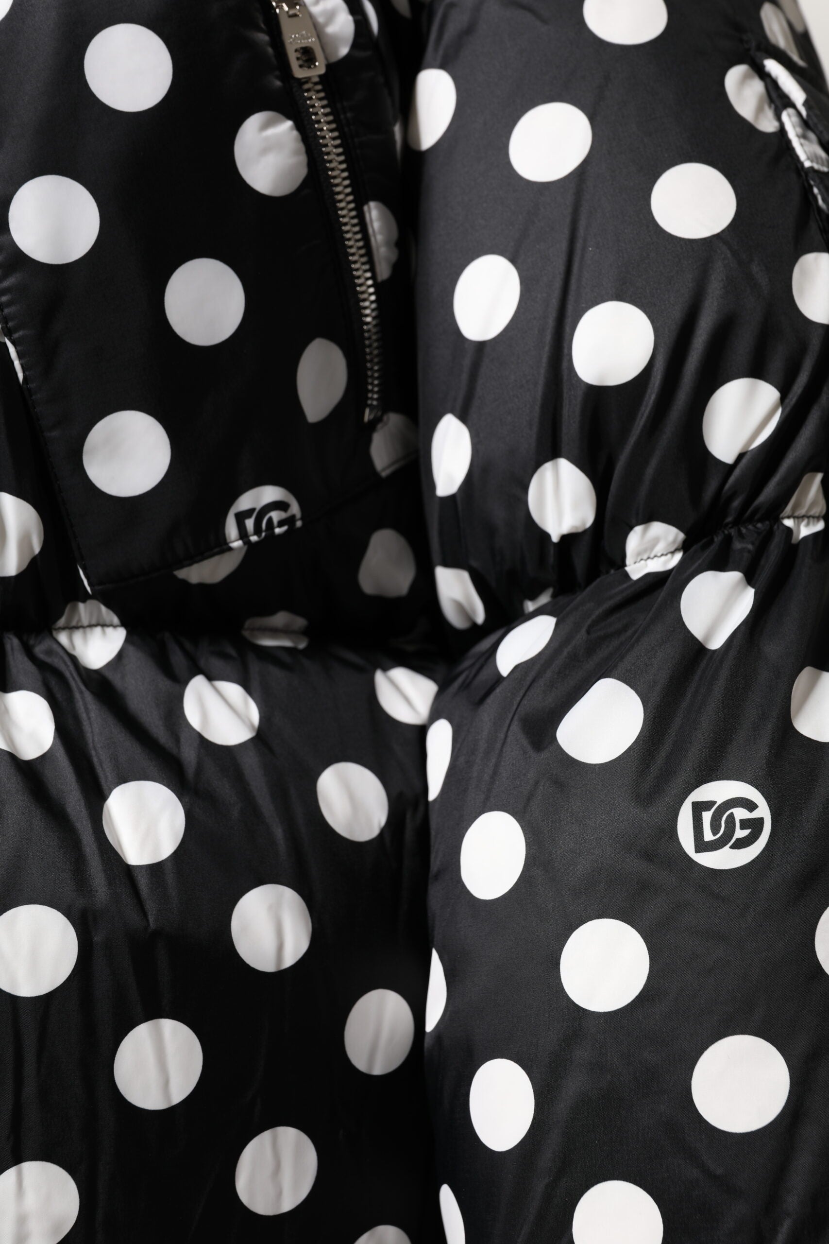 Dolce & Gabbana Schwarze weiße gepunktete Pufferjacke mit durchgehendem Reißverschluss