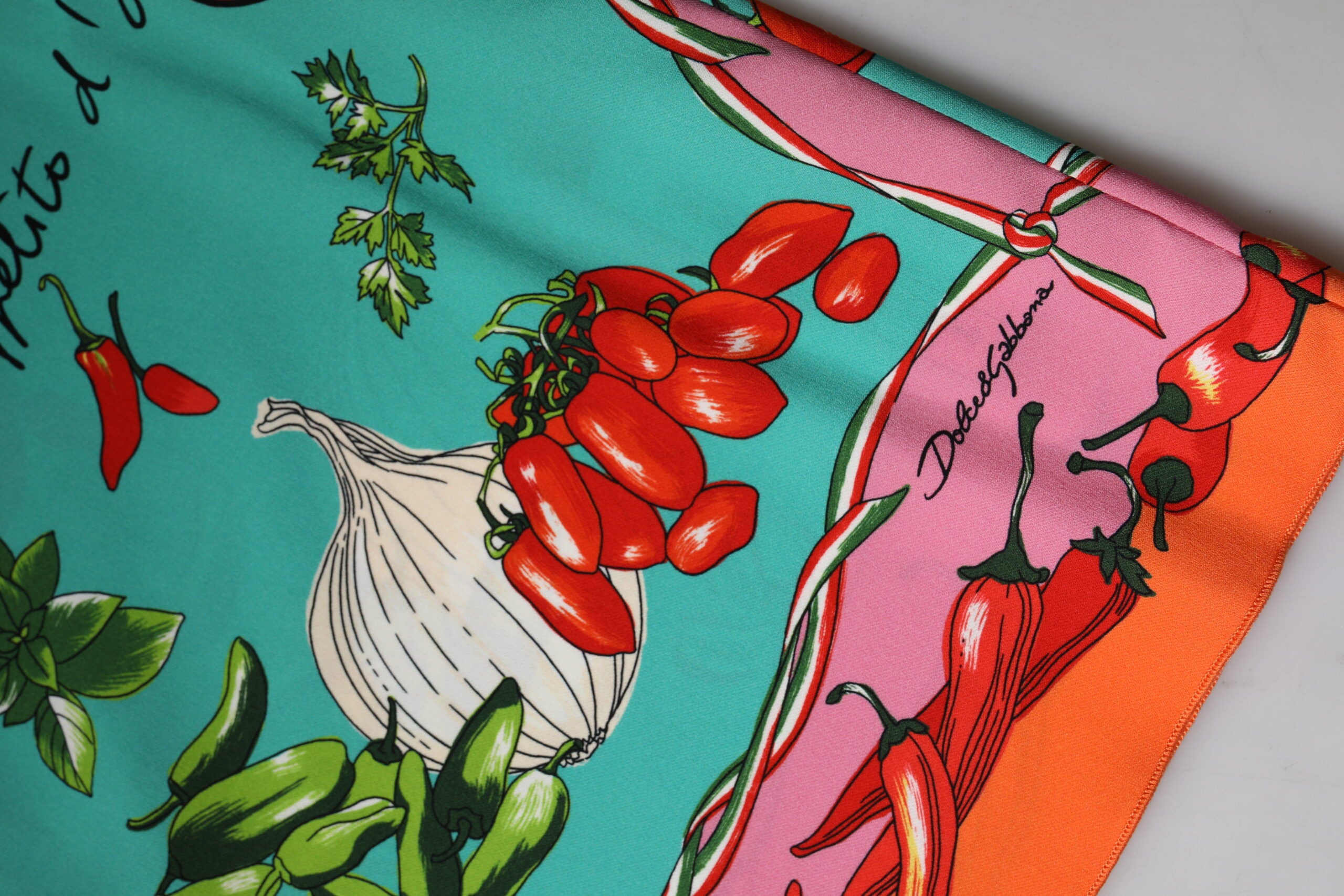 Dolce & Gabbana Ärmelloses Tanktop aus Seide mit mehrfarbigem Blumenmuster
