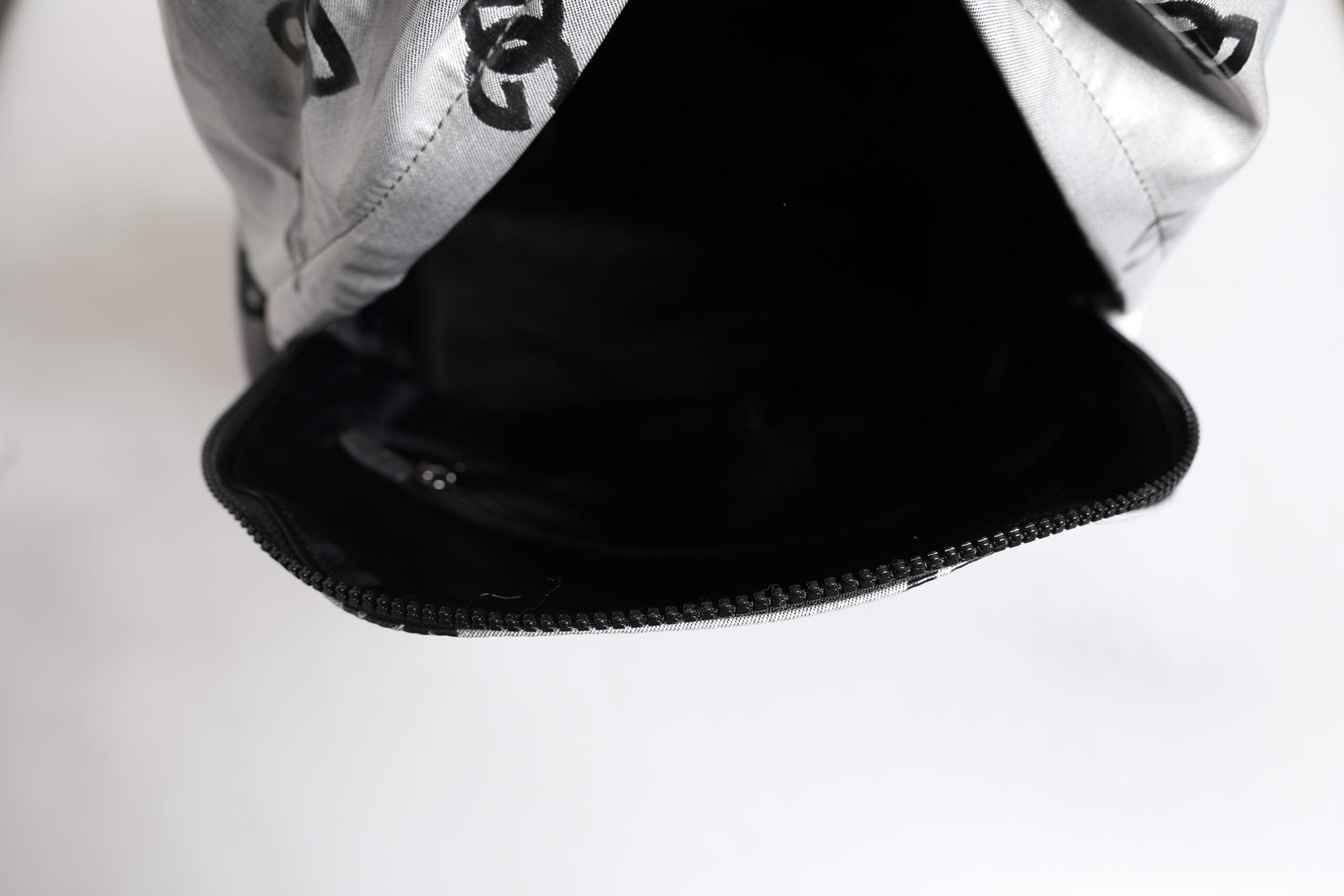 Dolce & Gabbana Polyester Grau Schwarz DG Logo Plaketten Rucksack Tasche