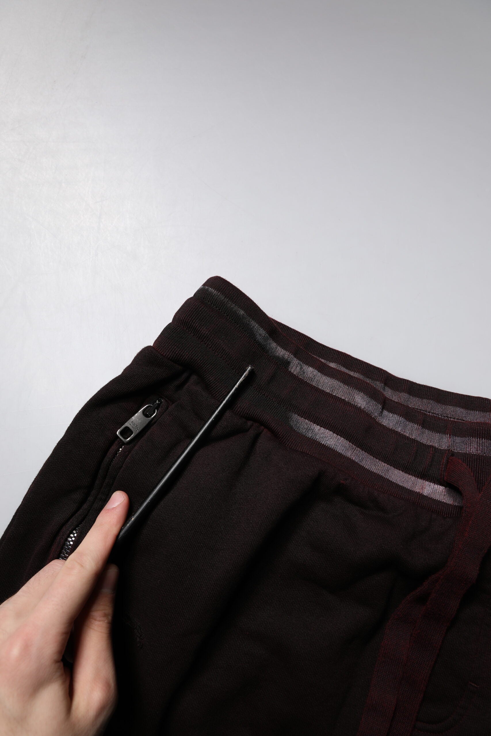 Dolce & Gabbana Bordeauxrode Katoenen Bermudashort voor Heren met Logoplaatje