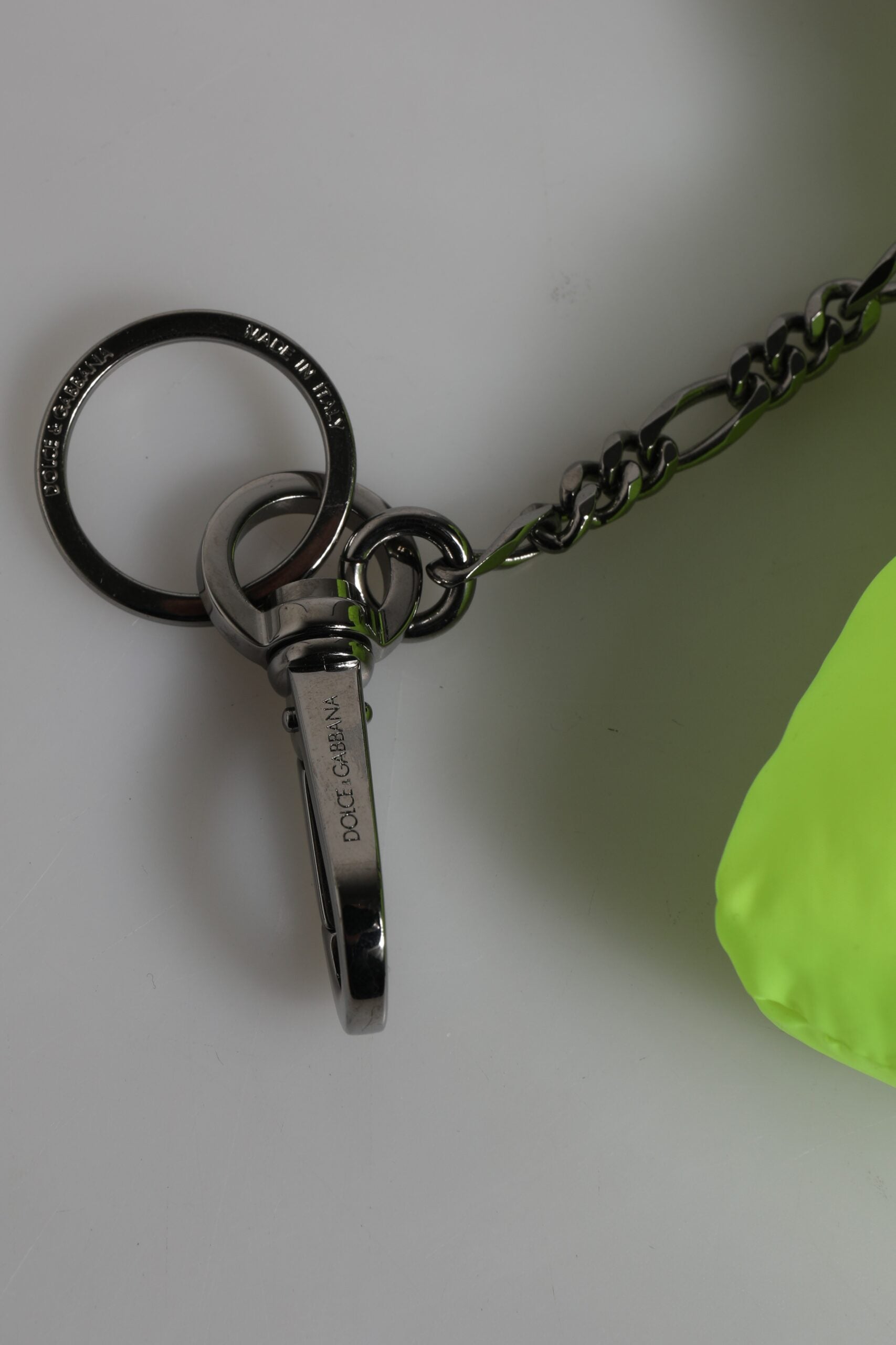 Dolce & Gabbana Schlüsselanhänger mit grünem Bär und gesticktem Logo