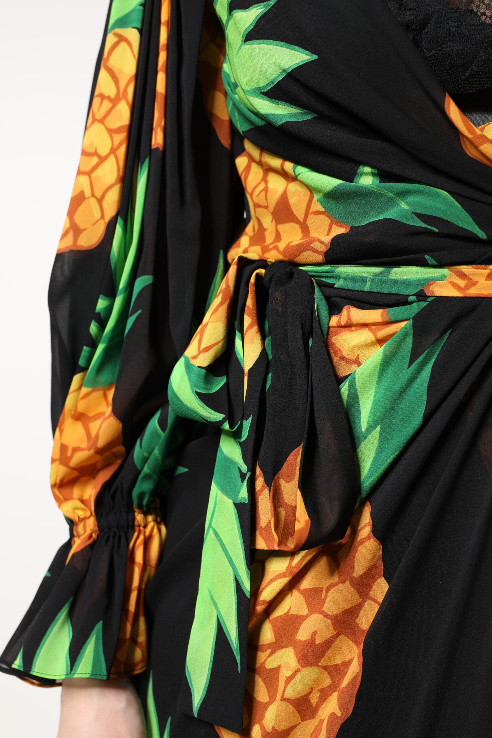 Dolce & Gabbana Schwarzes Wickelkleid aus Seide mit Ananas-Drapier-Print