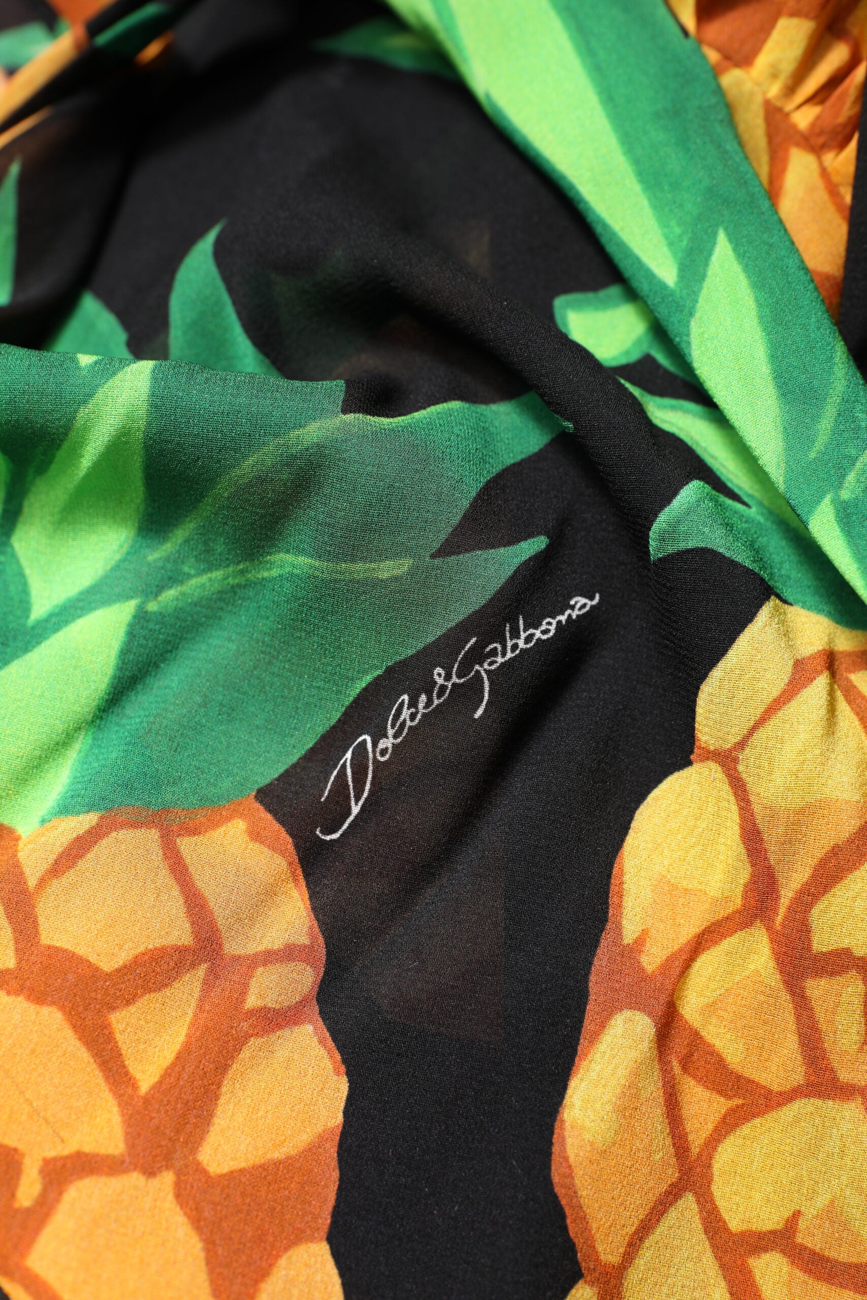 Dolce & Gabbana Schwarzes Wickelkleid aus Seide mit Ananas-Drapier-Print
