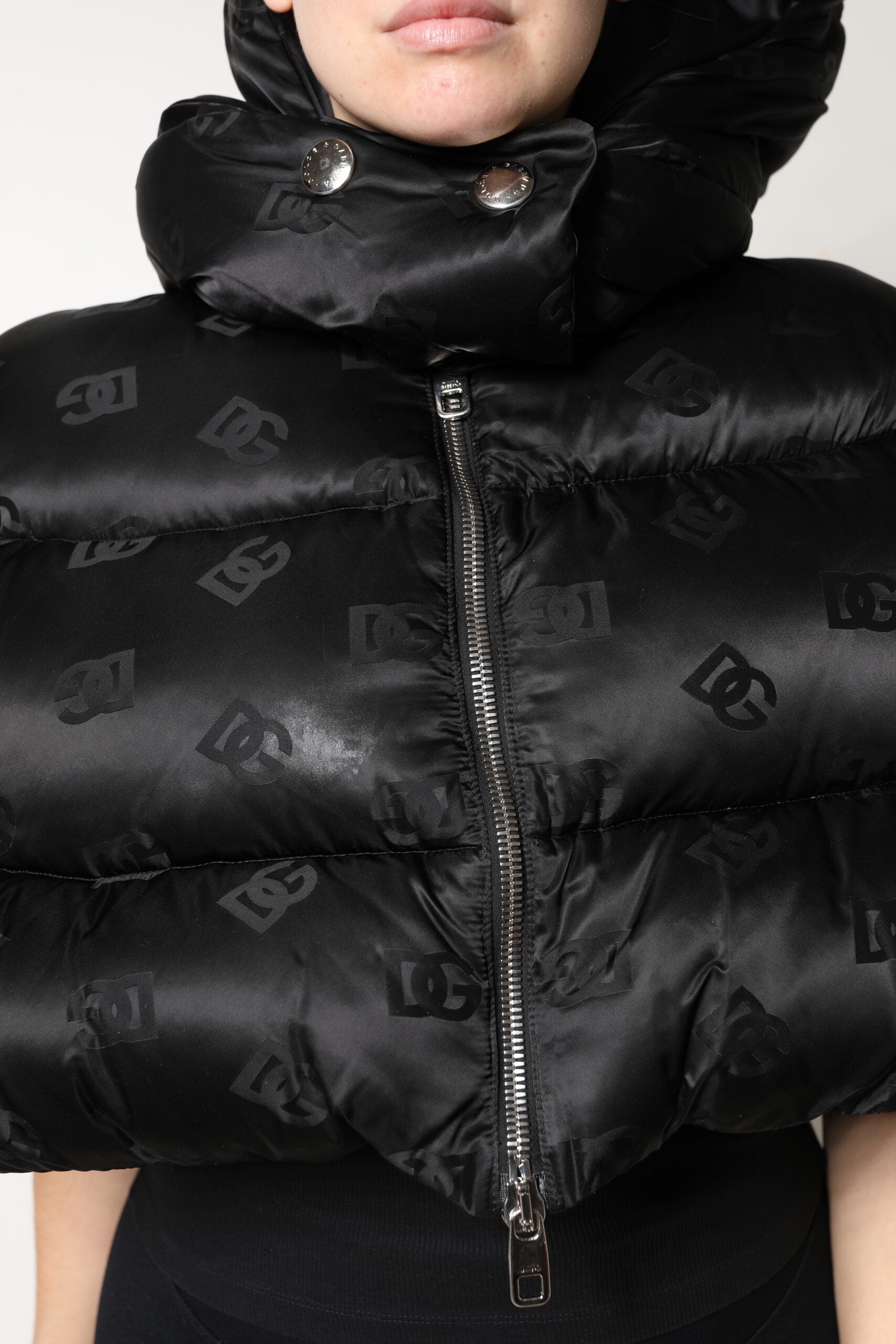 Dolce & Gabbana Schwarze gepolsterte Puffer-Kapuzenjacke mit durchgehendem Reißverschluss, kurz geschnitten