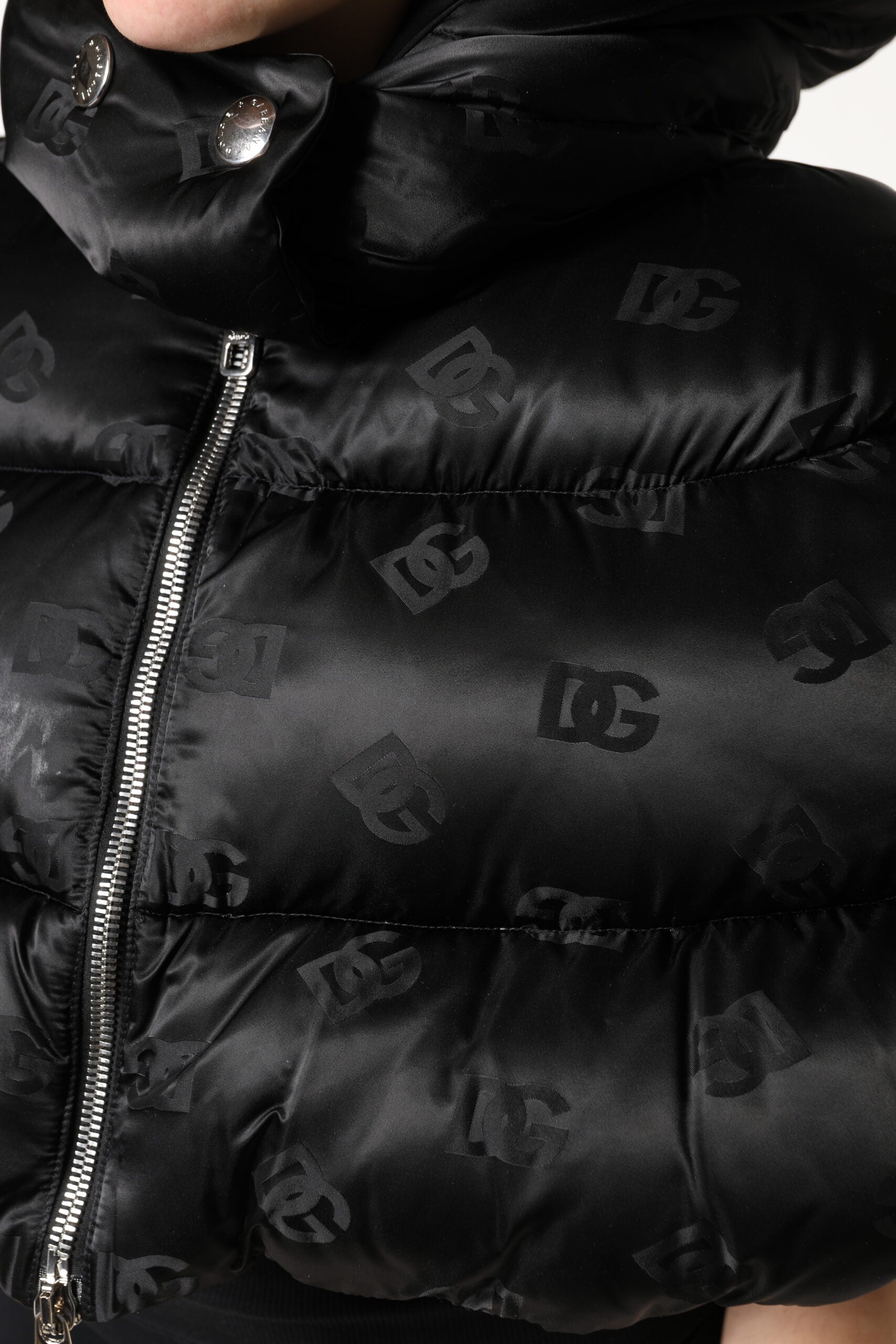 Dolce & Gabbana Schwarze gepolsterte Puffer-Kapuzenjacke mit durchgehendem Reißverschluss, kurz geschnitten