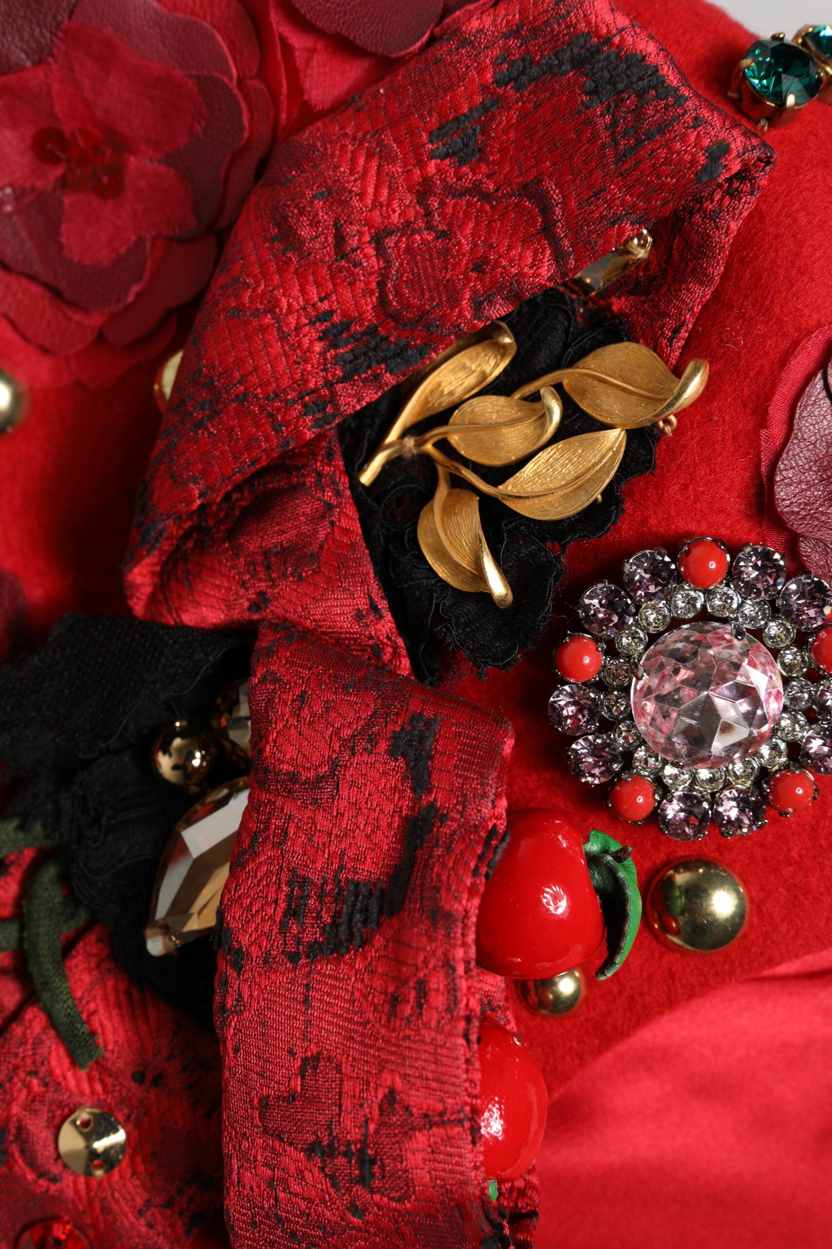 Dolce & Gabbana Roter Kristall Gold Rosen Brosche Verzierter Hut