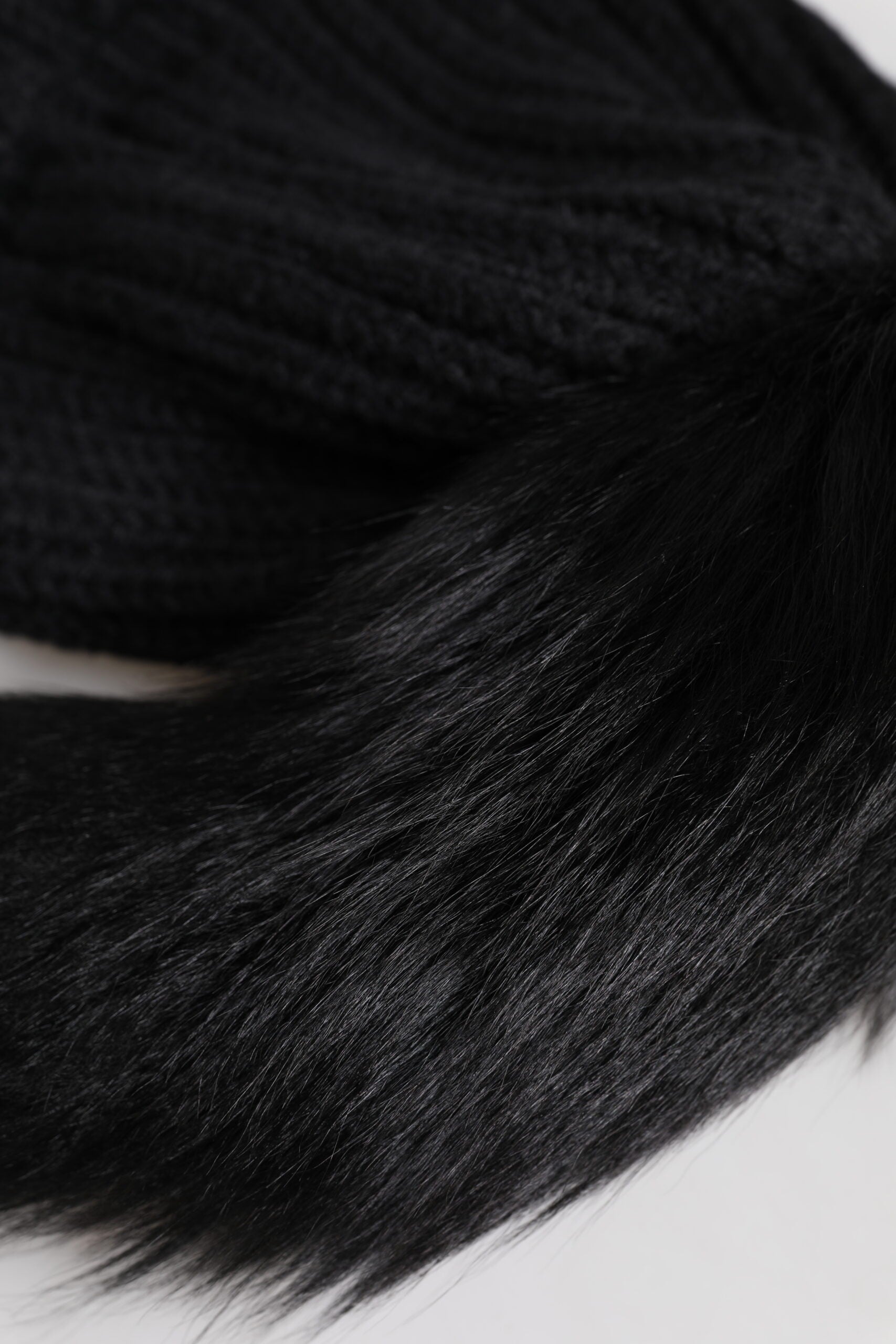 Dolce & Gabbana Schwarze Beanie-Mütze aus Acrylstrick mit Kunstfellbesatz für den Winter