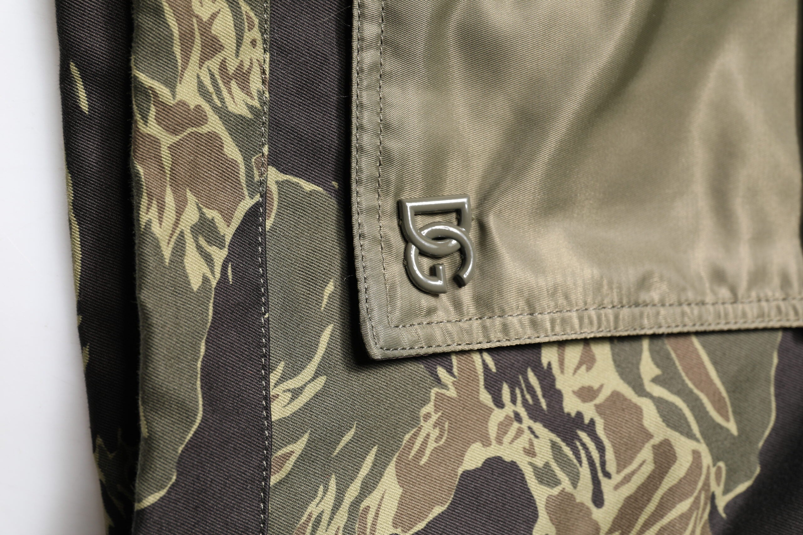 Dolce & Gabbana Bomberjacke aus Baumwolle mit Tarnmuster in mehreren Farben