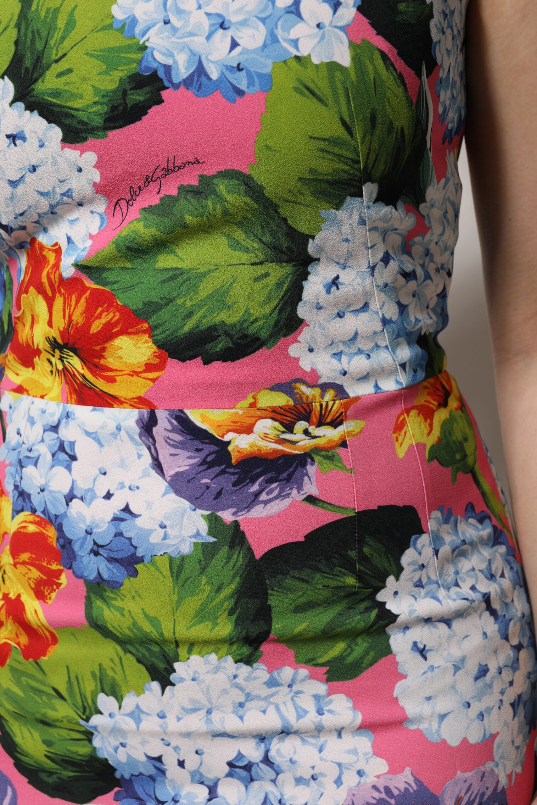 Dolce & Gabbana Ärmelloses Etuikleid mit mehrfarbigem Blumenmuster
