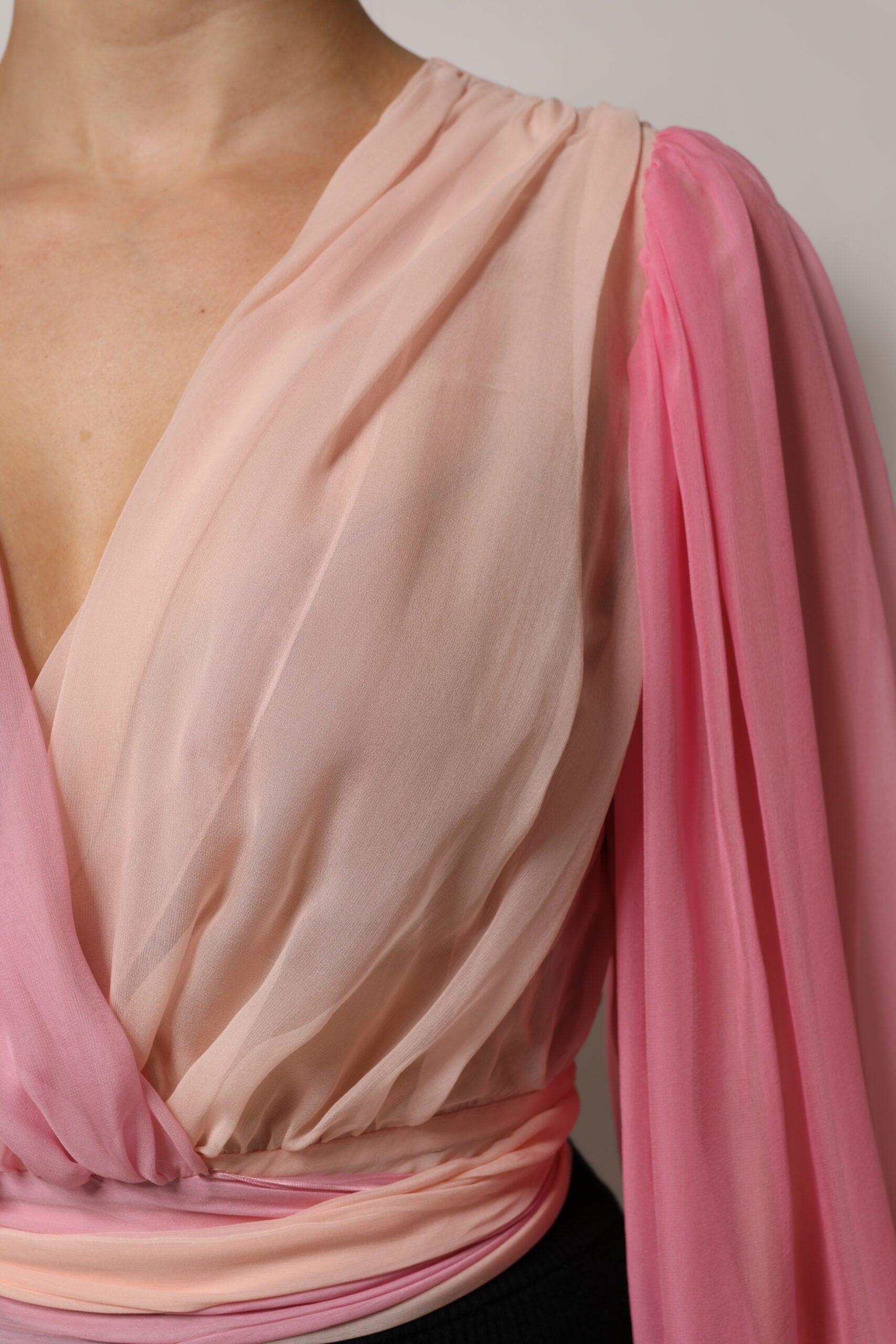 Dolce & Gabbana Pinke Bluse mit tiefem V-Ausschnitt und langen Ärmeln