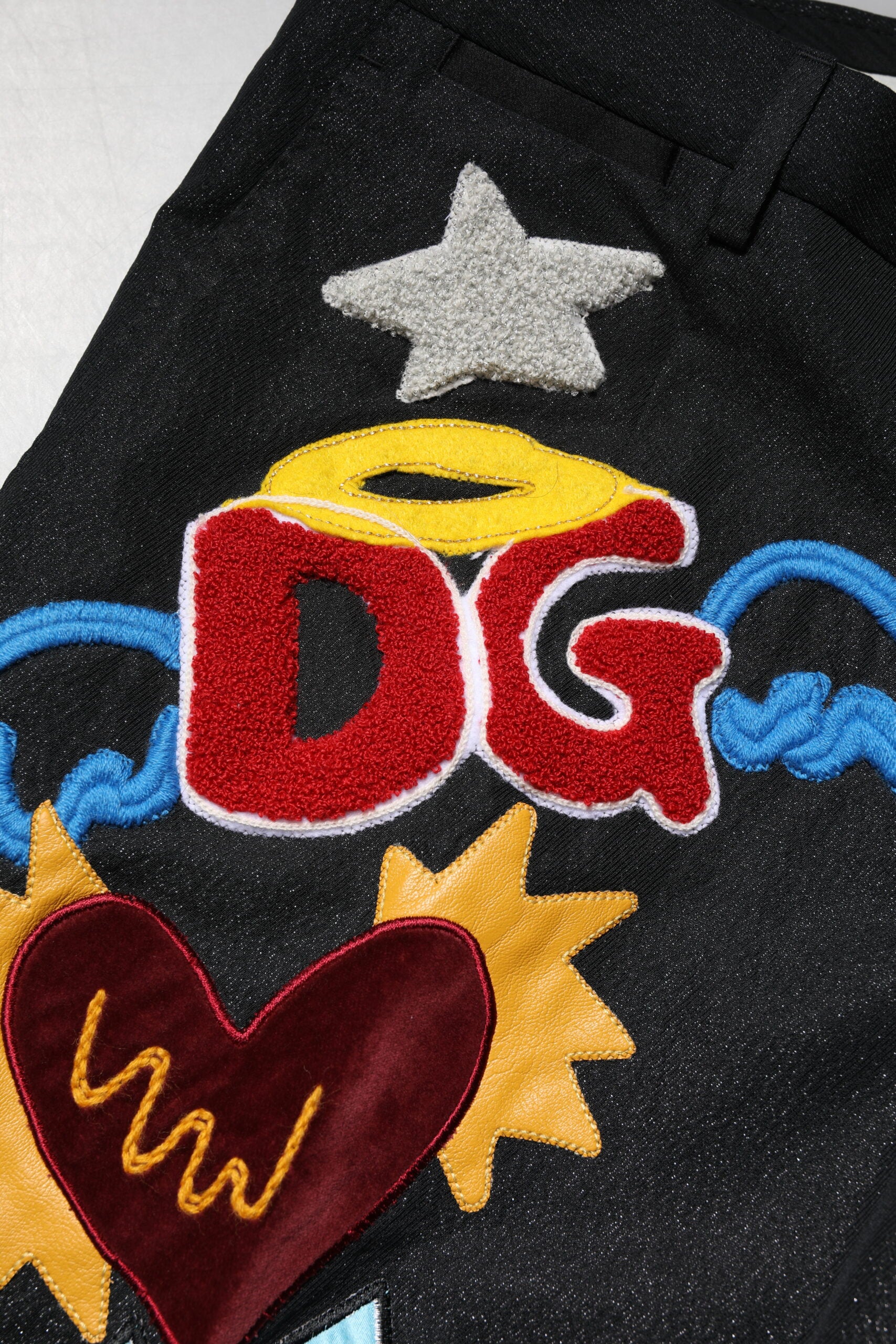 Dolce & Gabbana Schwarze Herrenhose mit grafischer Stickerei