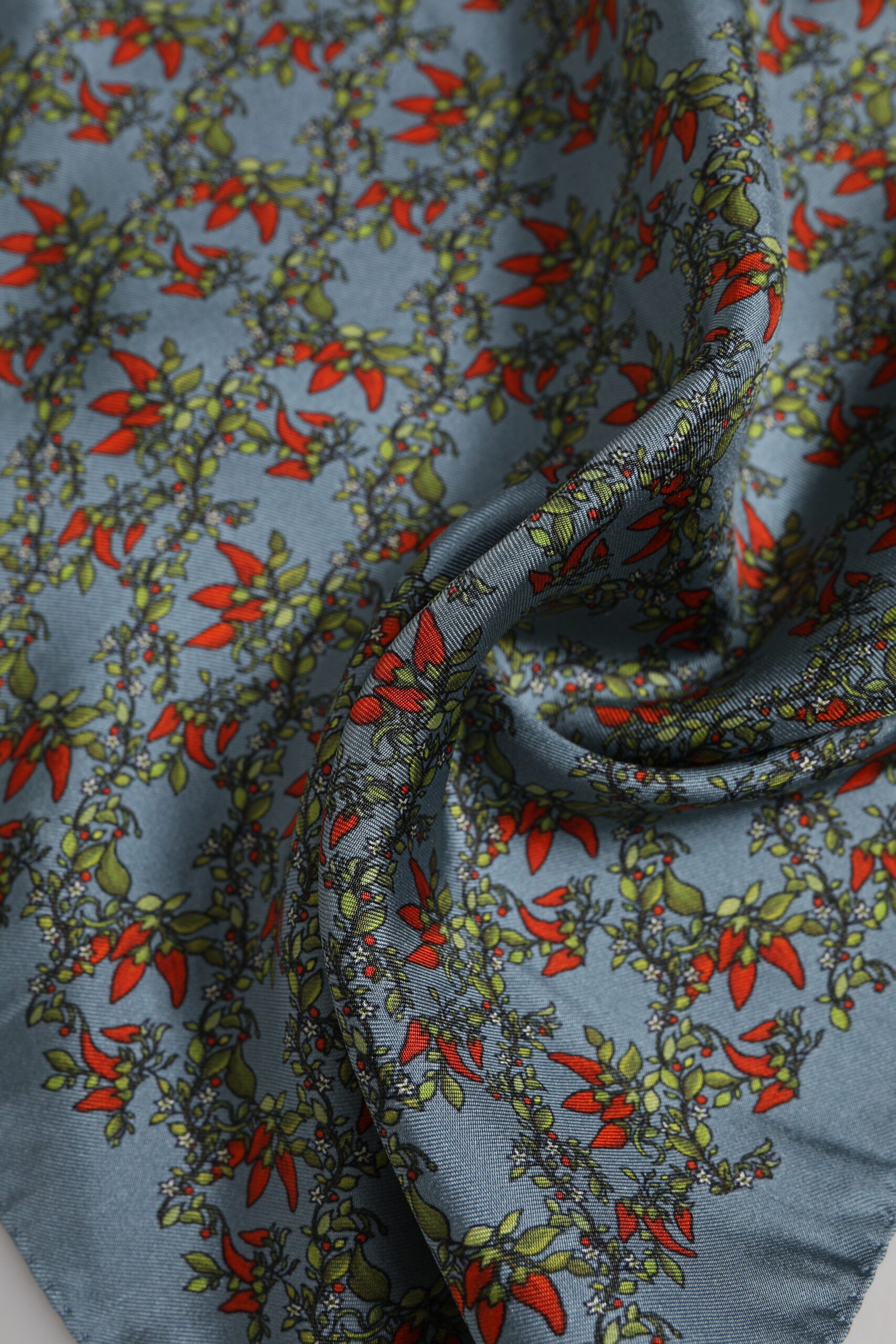 Dolce & Gabbana Grauer Chilis Seiden-Quadrat-Herrenfoulard