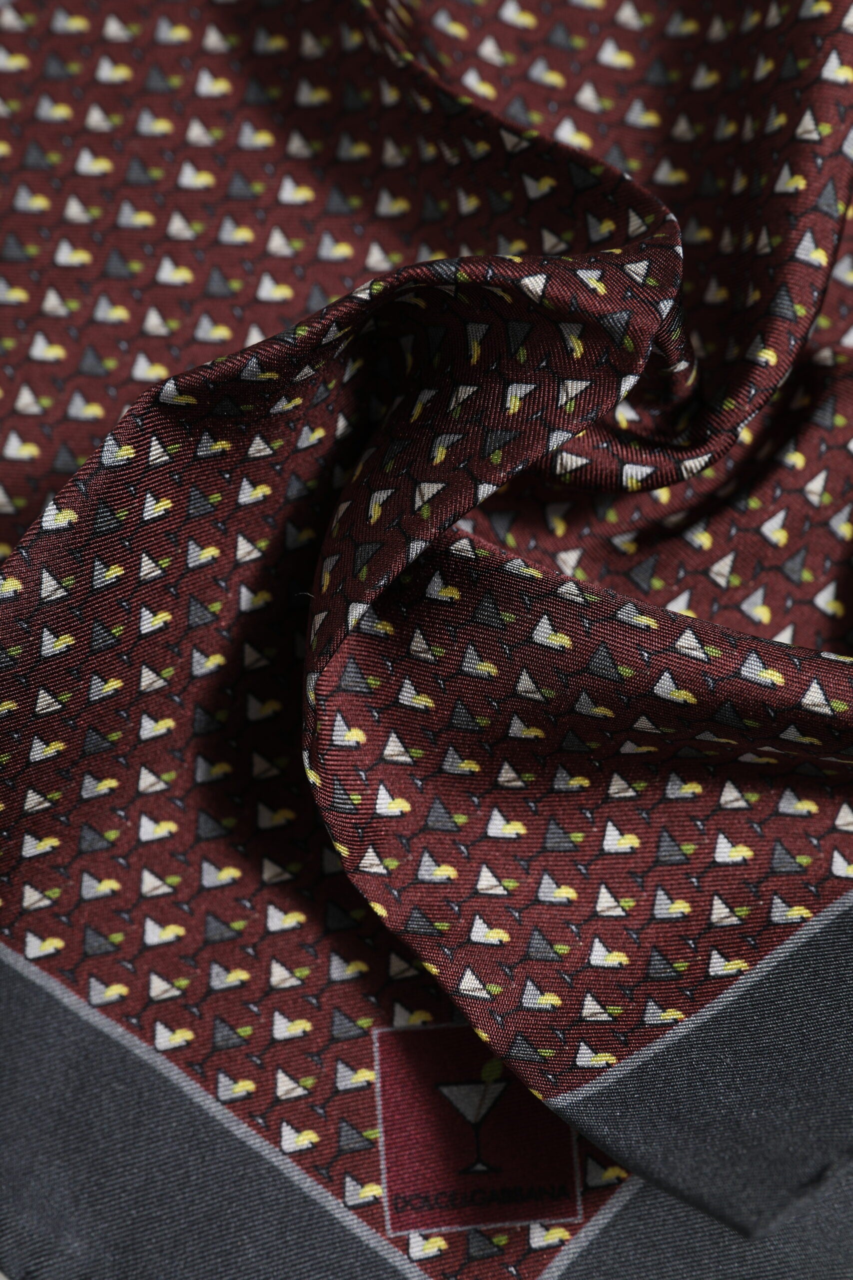 Dolce & Gabbana Bordeauxfarbener Cocktail-Seiden-Foulard