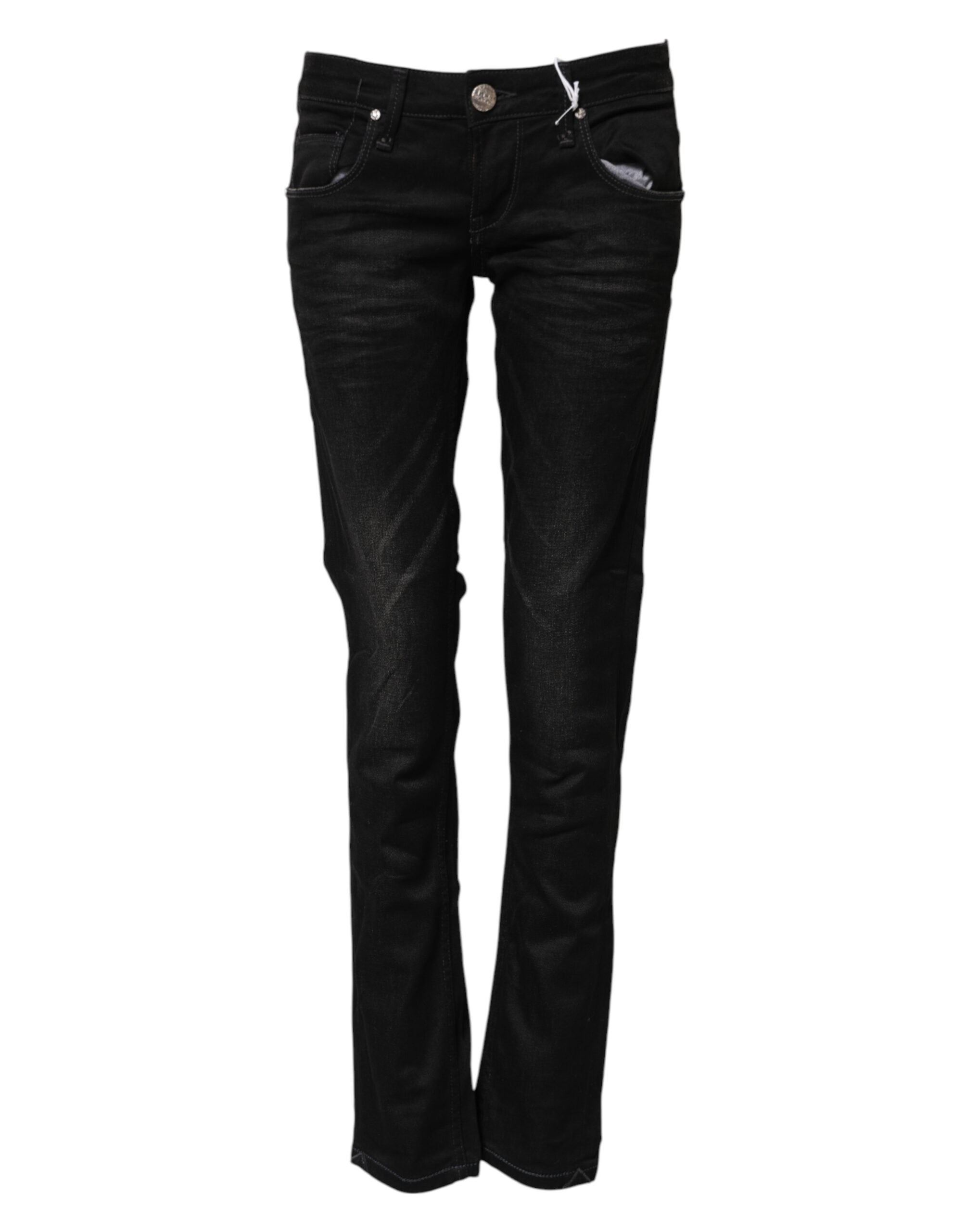 Acht schwarze schmale Jeans aus Baumwolle mit niedriger Leibhöhe