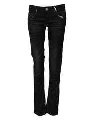 Acht schwarze schmale Jeans aus Baumwolle mit niedriger Leibhöhe