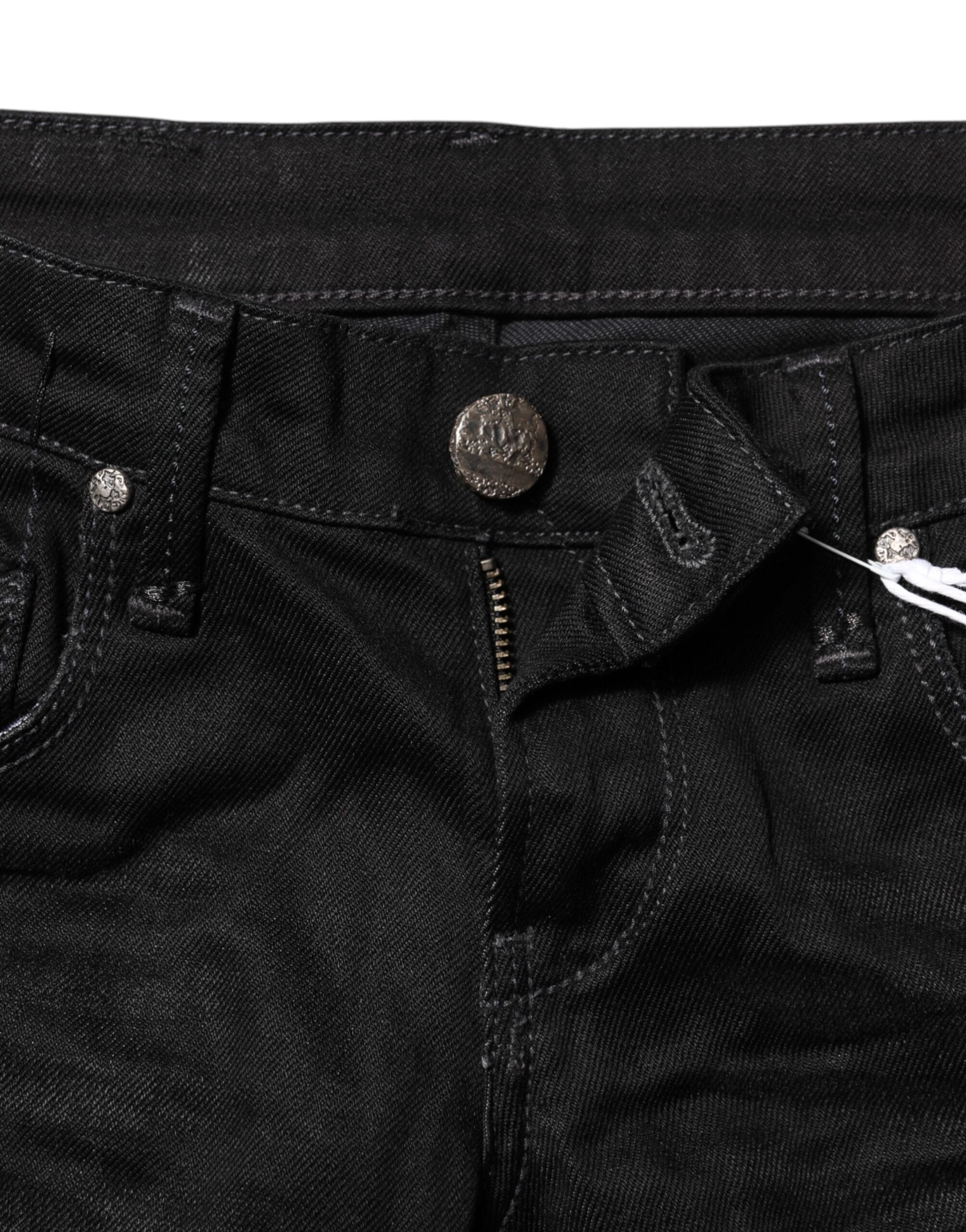 Acht schwarze schmale Jeans aus Baumwolle mit niedriger Leibhöhe