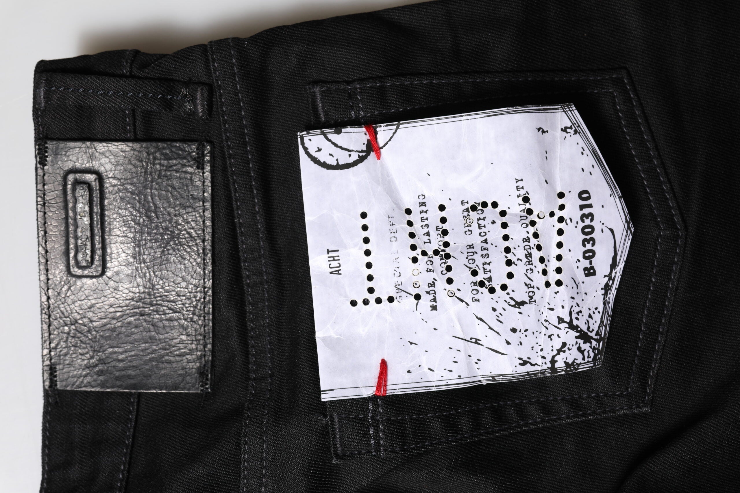 Acht schwarze schmale Jeans aus Baumwolle mit niedriger Leibhöhe