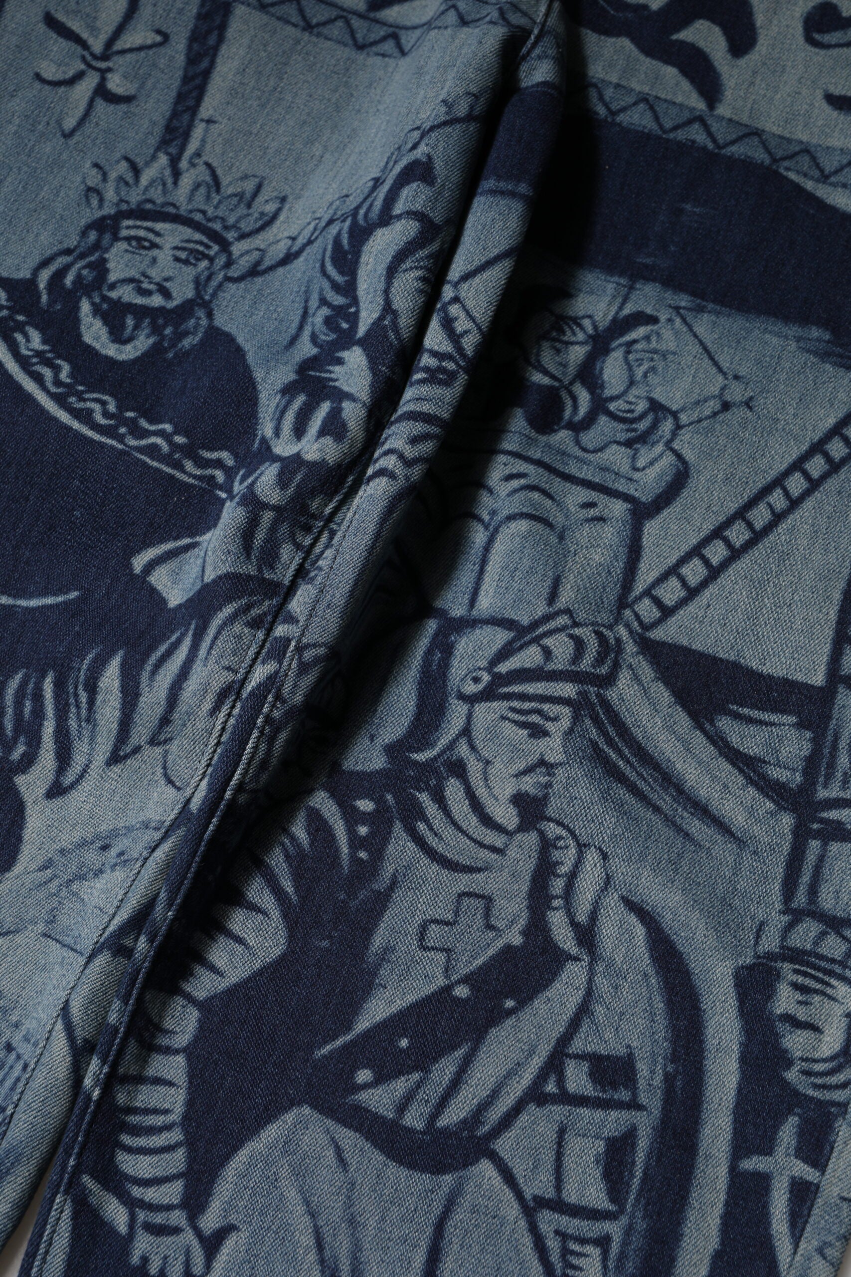 Dolce & Gabbana Tapered Denim Jeans mit blauem Grafikprint