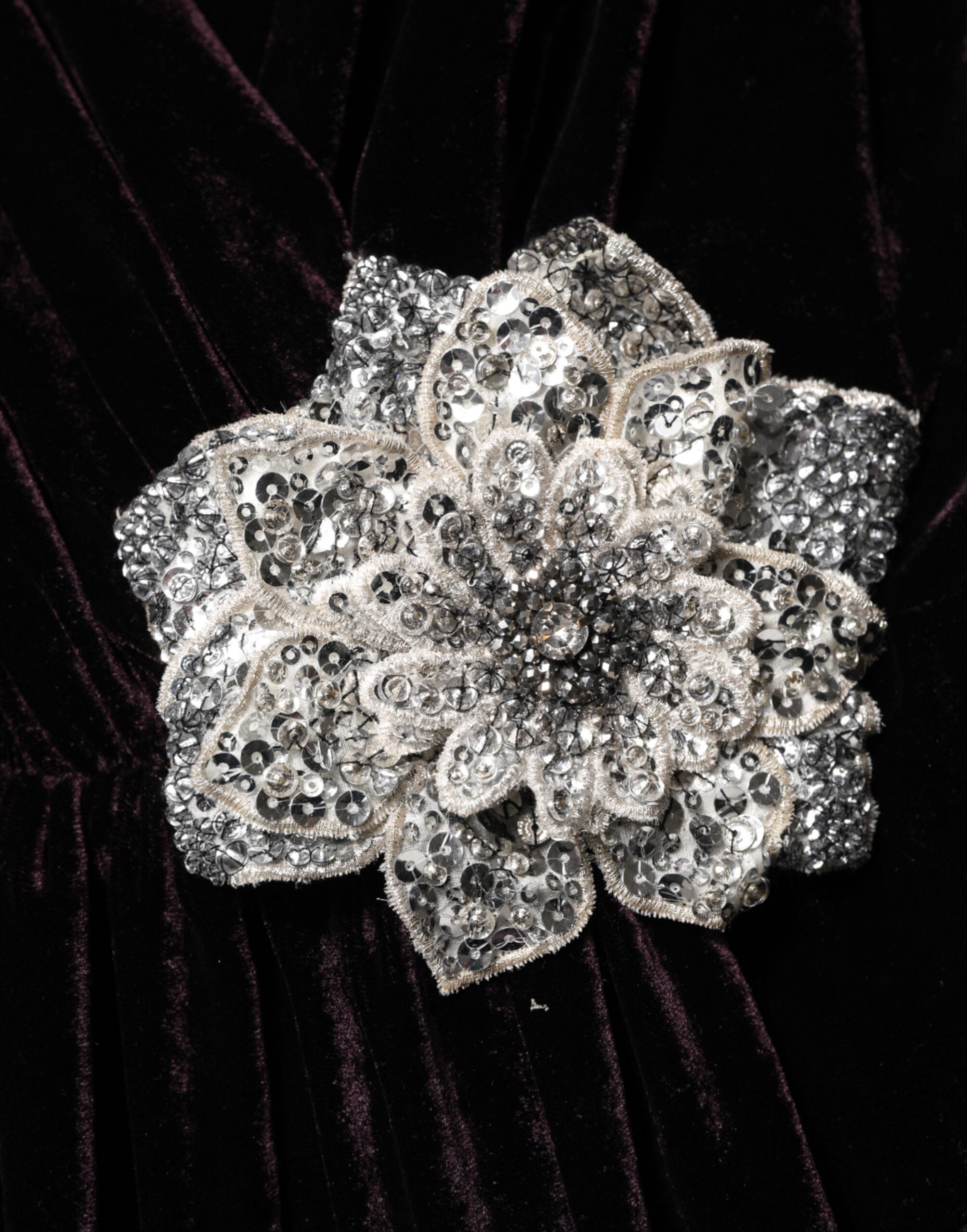 Dolce & Gabbana Schwarzes A-Linien-Kleid aus Samt mit Blumenapplikationen