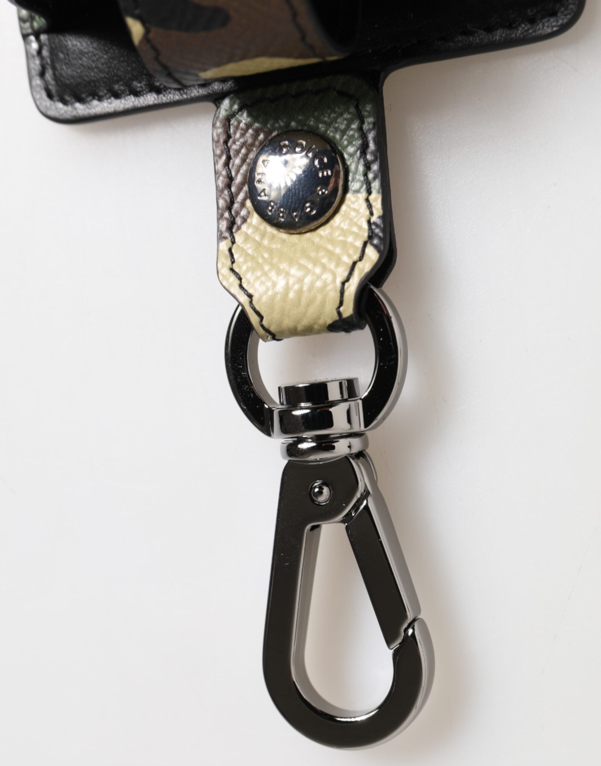 Dolce & Gabbana AirPods-Case aus mehrfarbigem Camouflage-Leder mit Metallaccessoire