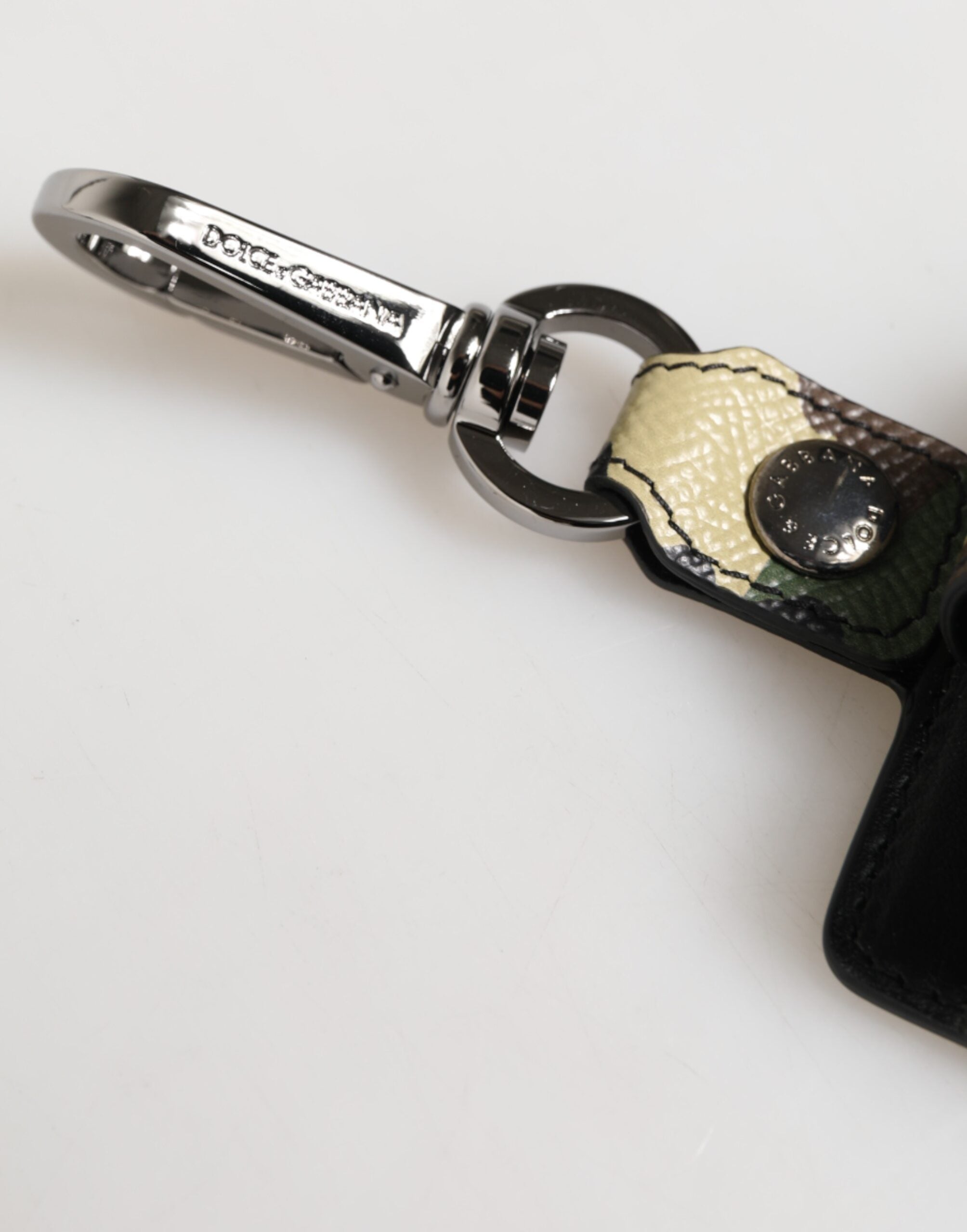 Dolce & Gabbana AirPods-Case aus mehrfarbigem Camouflage-Leder mit Metallaccessoire