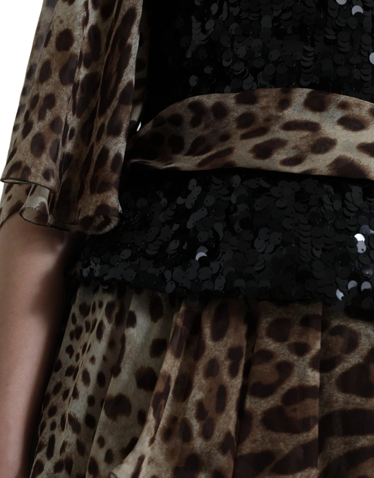 Dolce & Gabbana Maxikleid aus Seide mit Leopardenmuster, Pailletten und Rüschen