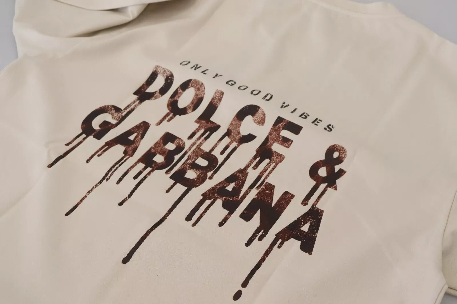 Dolce & Gabbana Elfenbeinfarbenes Baumwoll-T-Shirt mit Elfenbeinfarbenem Print und Rundhalsausschnitt