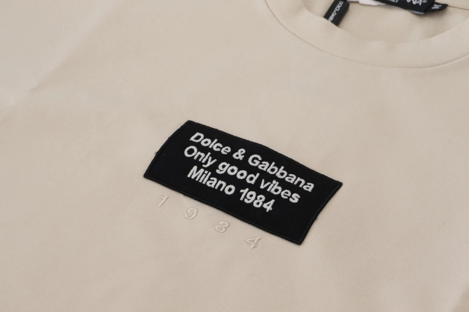 Dolce & Gabbana Elfenbeinfarbenes Baumwoll-T-Shirt mit Elfenbeinfarbenem Print und Rundhalsausschnitt