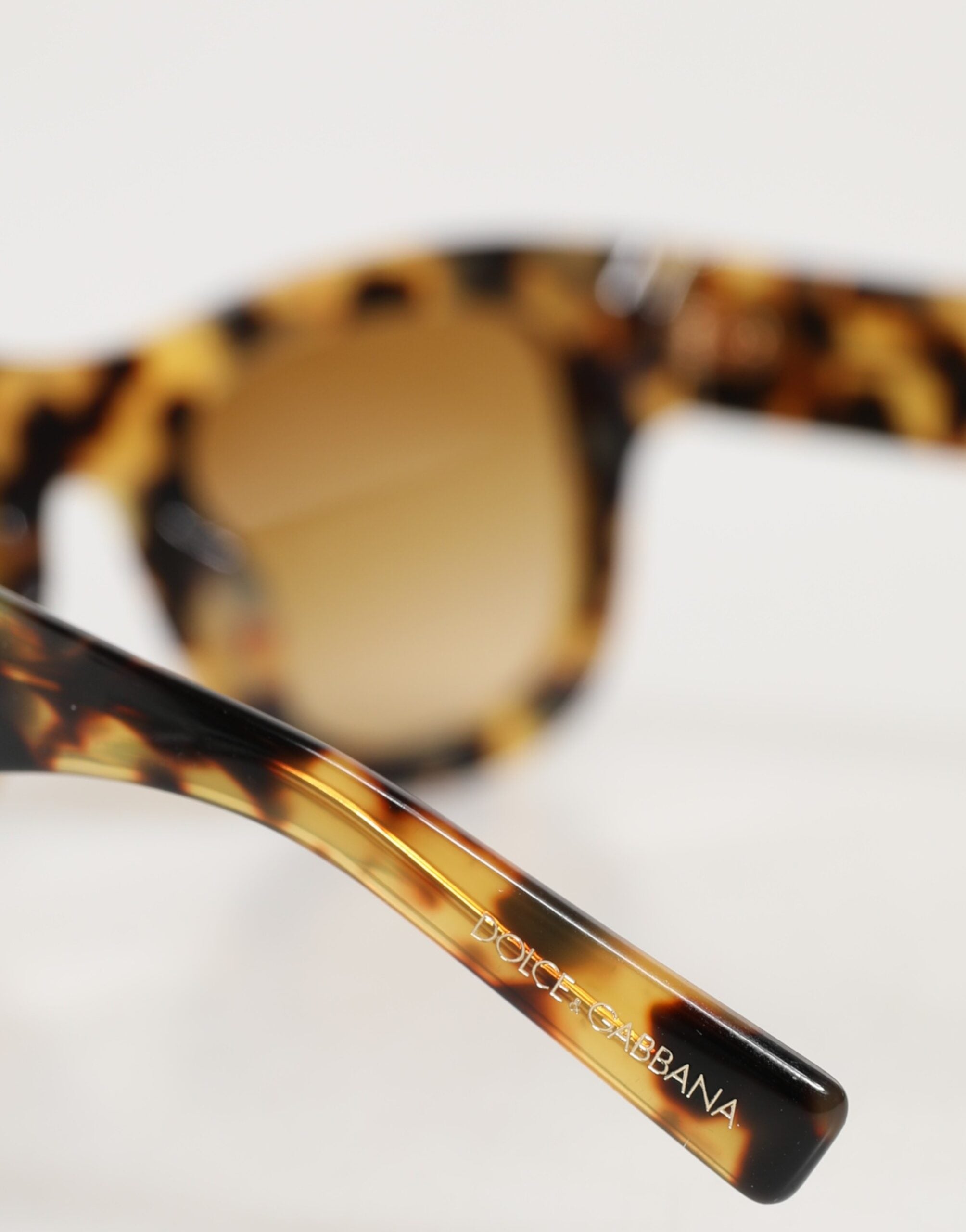 Dolce & Gabbana DG4379F Sonnenbrille mit weißem Schildpatt-Verlauf aus Acetat