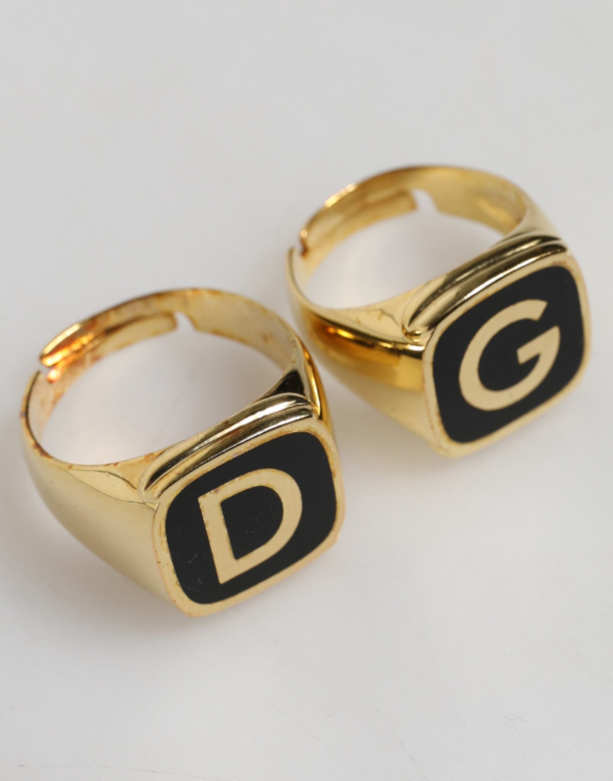 Dolce & Gabbana Vergulde Echt Messing Zwarte Emaille "DG" Verstelbare Ringen