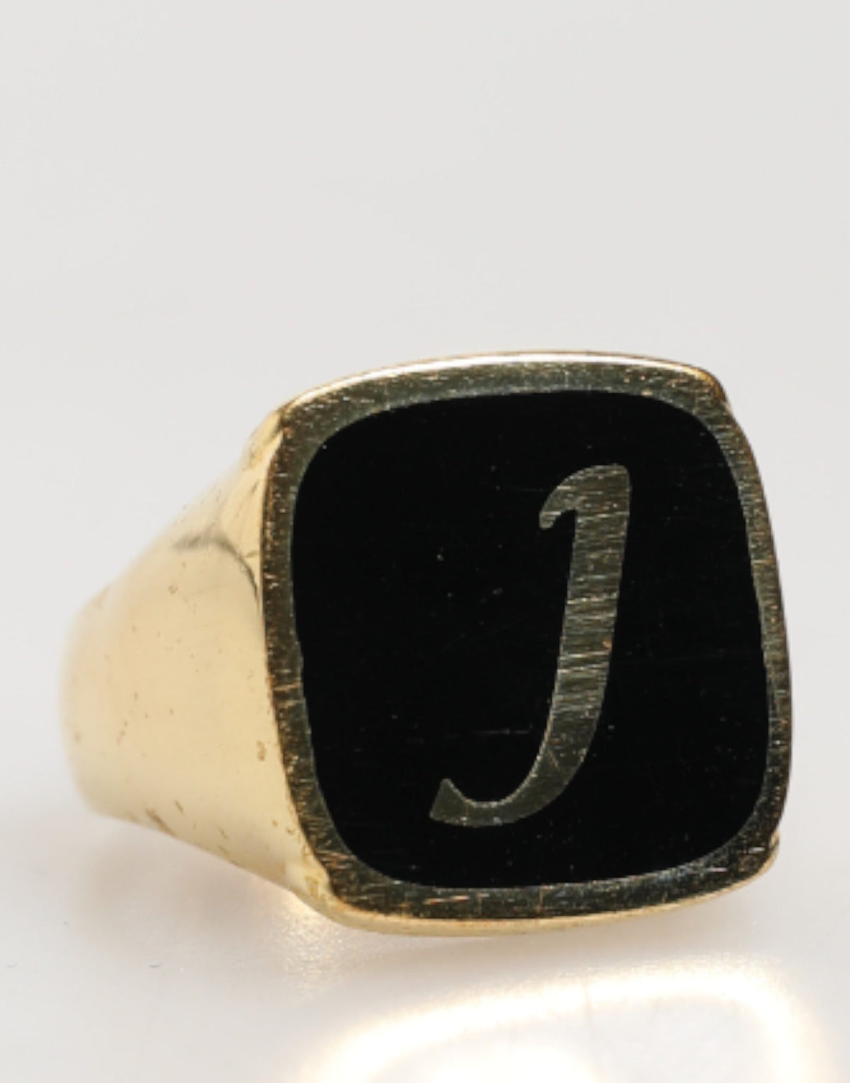 Dolce & Gabbana Verstellbare Ringe aus goldfarbenem Messing mit schwarzem Emaille-Buchstaben „J“