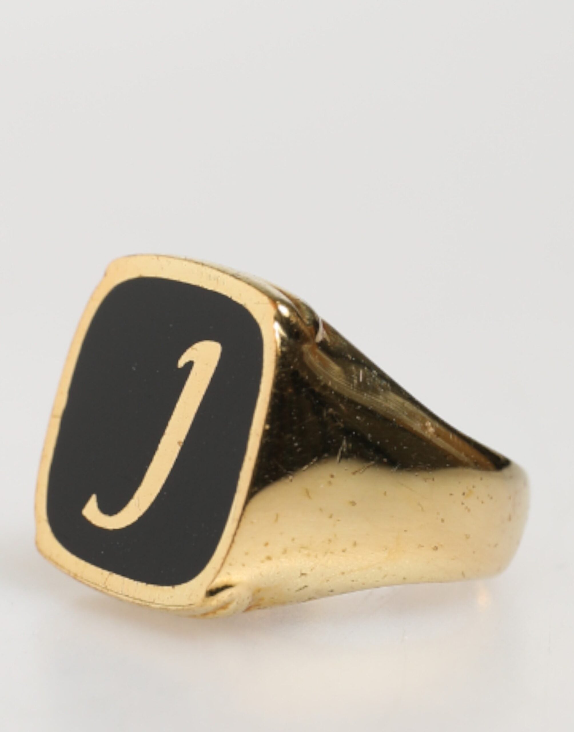 Dolce & Gabbana Verstellbare Ringe aus goldfarbenem Messing mit schwarzem Emaille-Buchstaben „J“