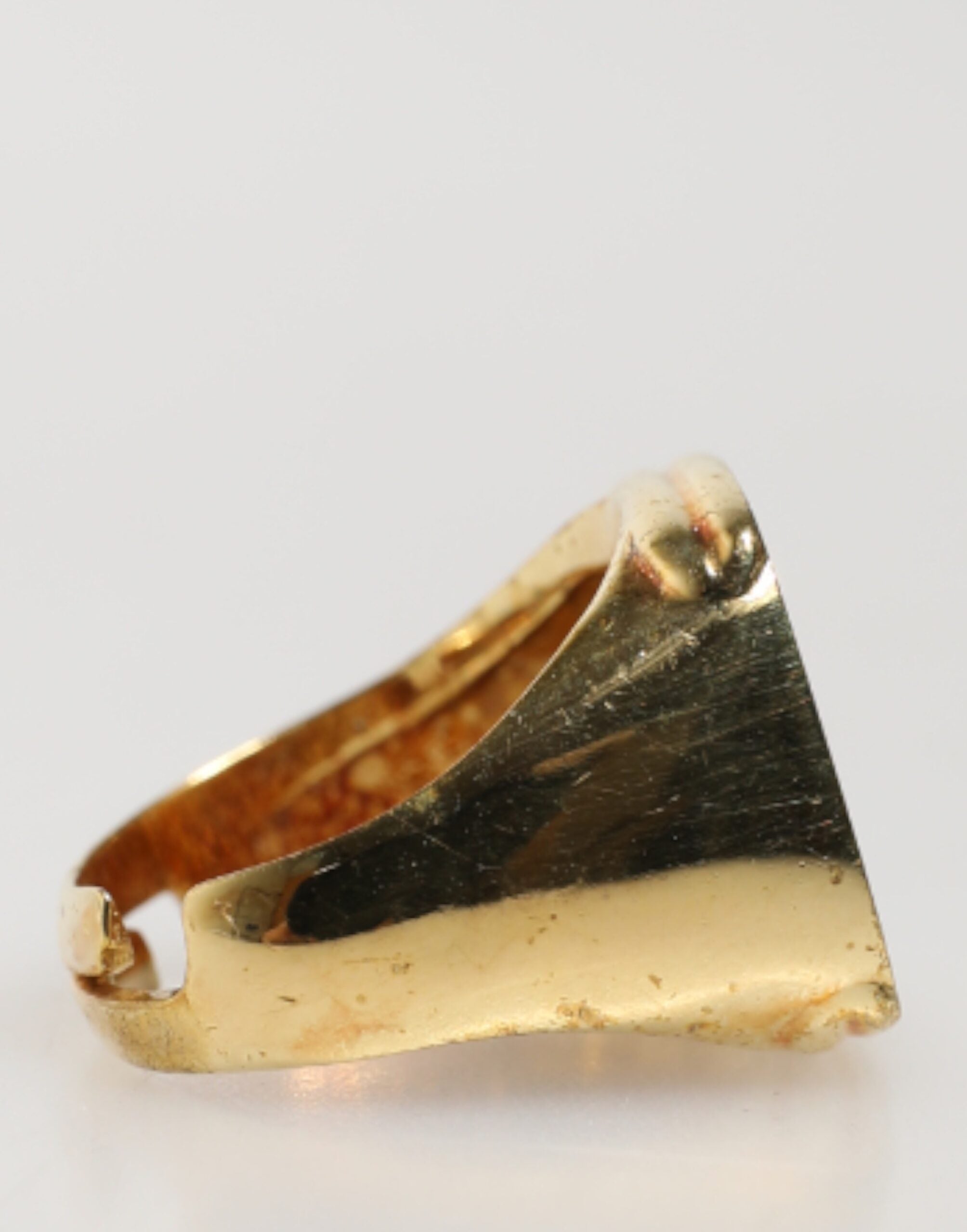 Dolce & Gabbana Verstellbare Ringe aus goldfarbenem Messing mit schwarzem Emaille-Buchstaben „J“