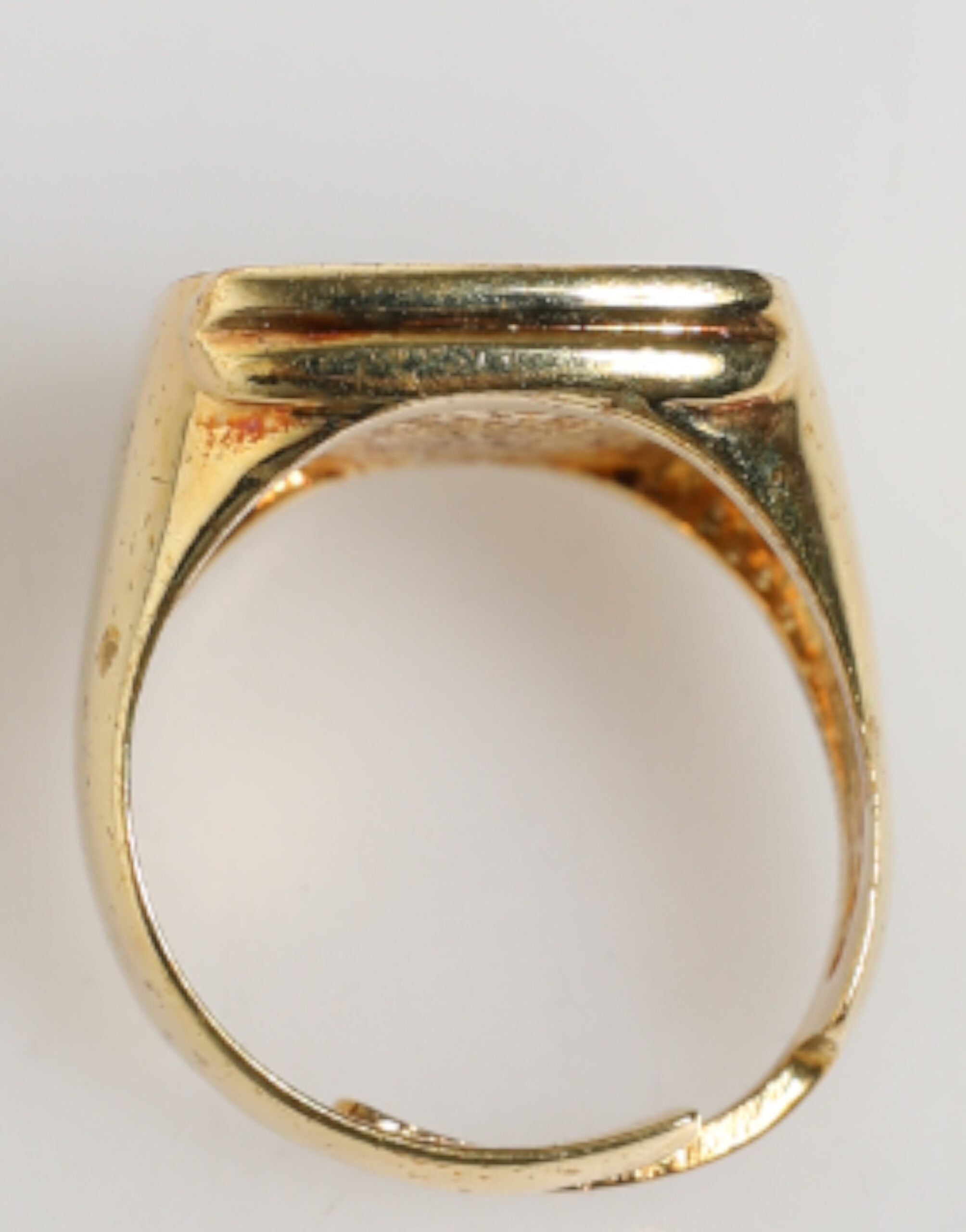Dolce & Gabbana Verstellbare Ringe aus goldfarbenem Messing mit schwarzem Emaille-Buchstaben „J“
