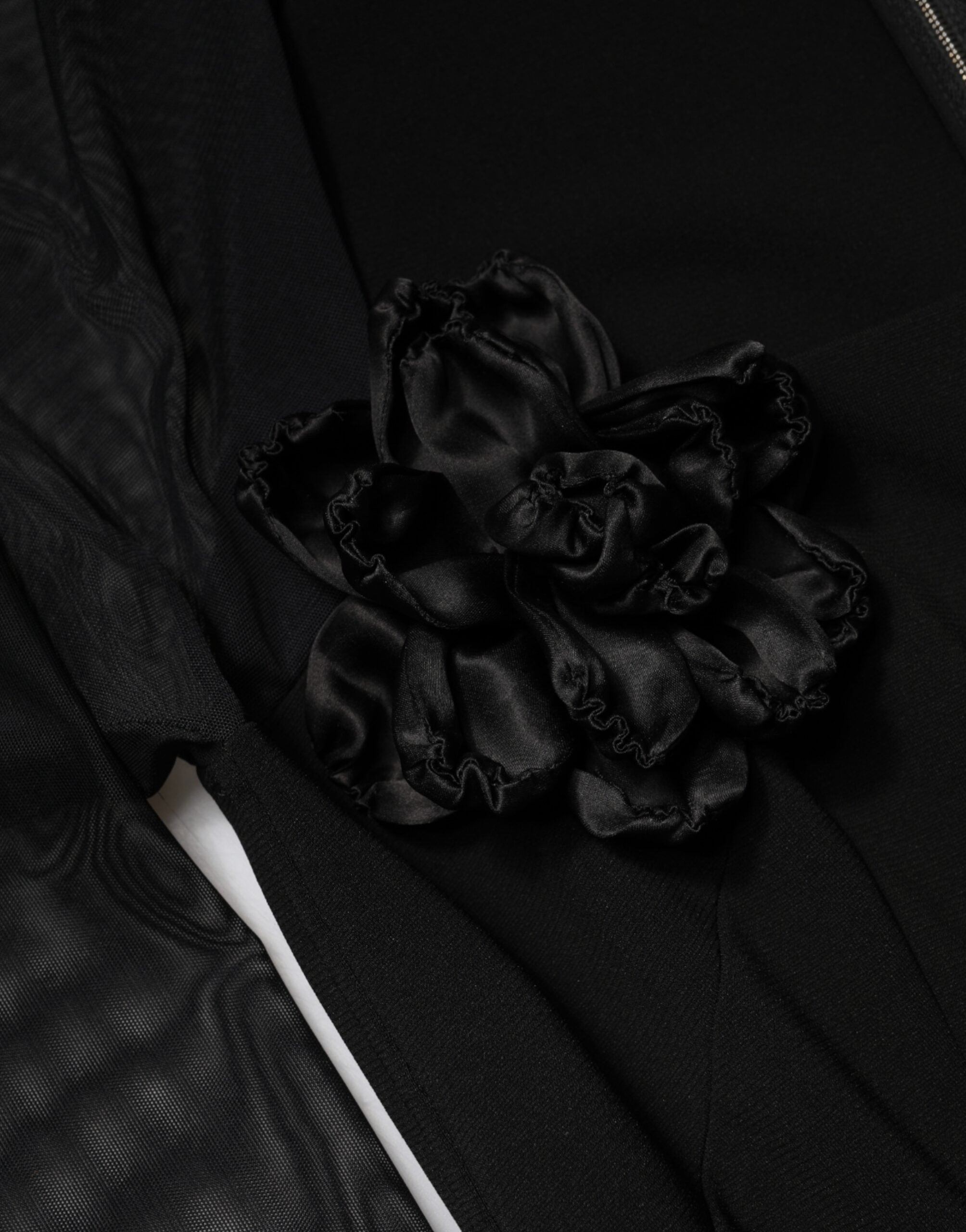 Dolce & Gabbana Schwarzes Etuikleid mit transparenter Passe und Rosetten, Midilänge