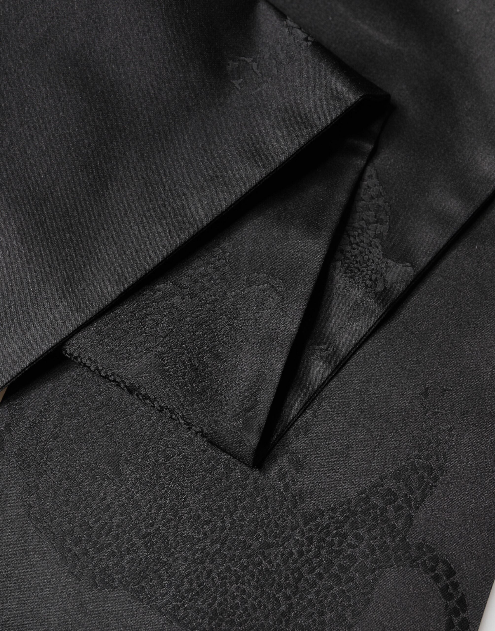 Dolce & Gabbana Schwarzer Satin Seide Fransen Halstuch Schal